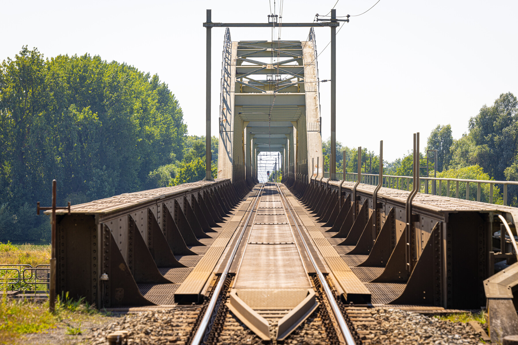 Hoewel de spoorlijn dubbelsporig is, is de spoorbrug tot op heden nog altijd enkelsporig