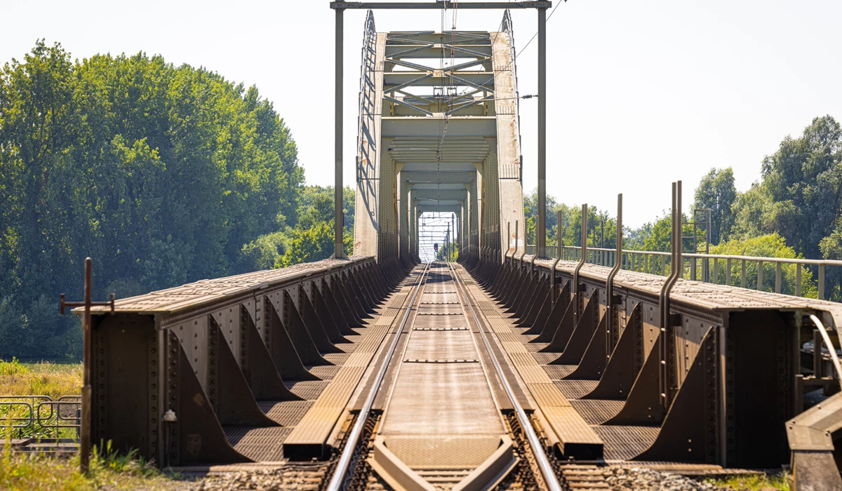 Hoewel de spoorlijn dubbelsporig is, is de spoorbrug tot op heden nog altijd enkelsporig
