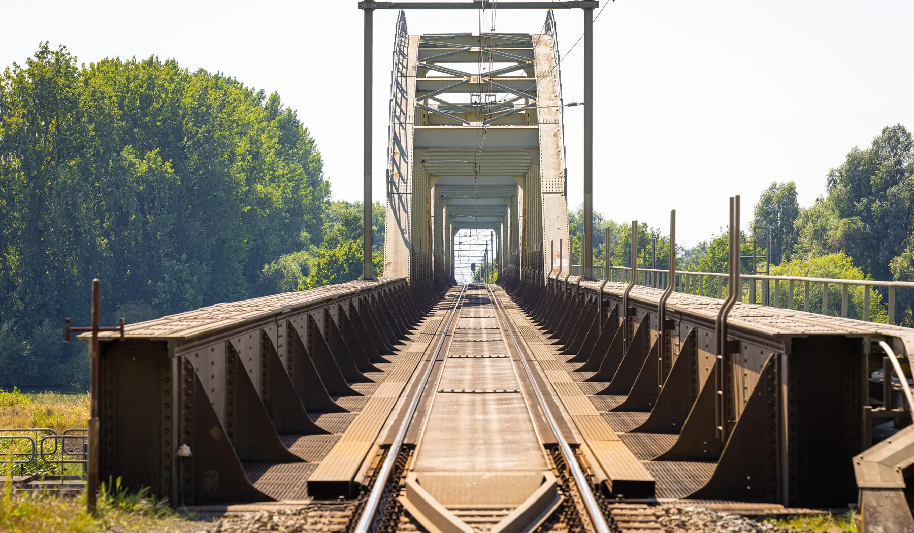 Hoewel de spoorlijn dubbelsporig is, is de spoorbrug tot op heden nog altijd enkelsporig