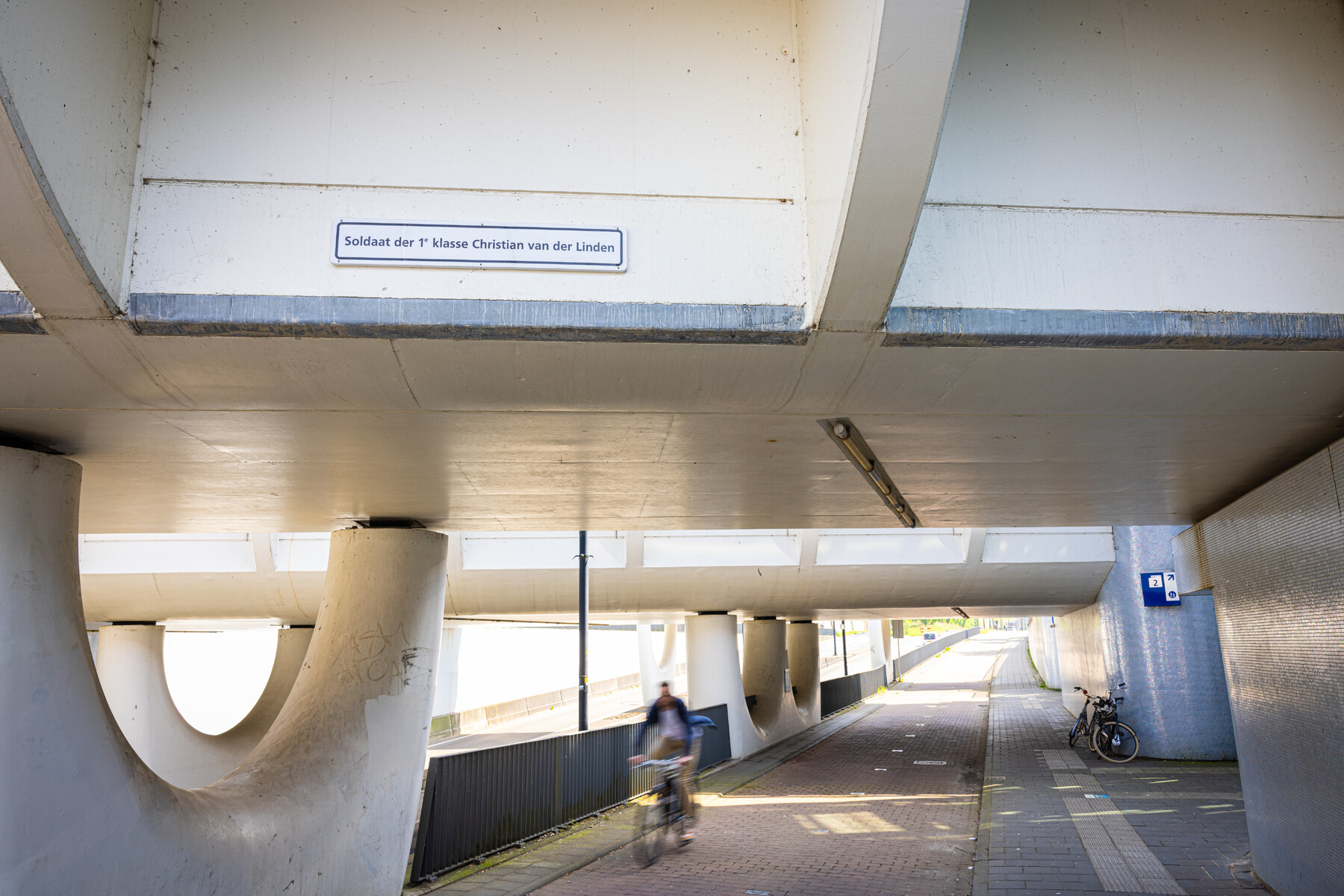 De Soldaat der 1e klasse Christian van der Linden brug
