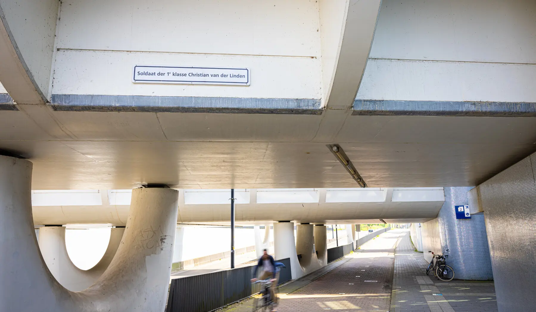 De Soldaat der 1e klasse Christian van der Linden brug