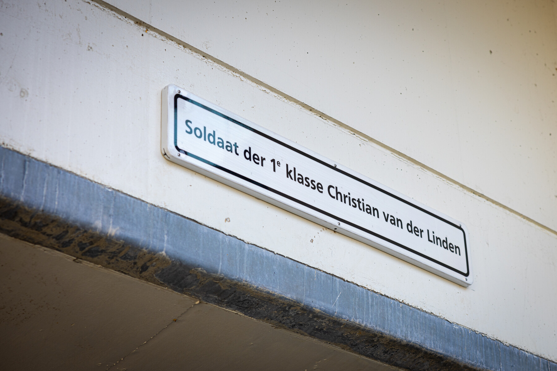 Het bordje boven het fietspad op het spoorviaduct