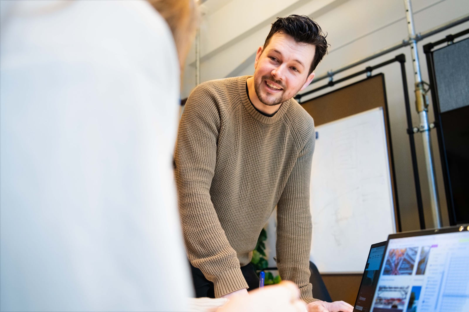 Boaz aan het werk voor het spoor