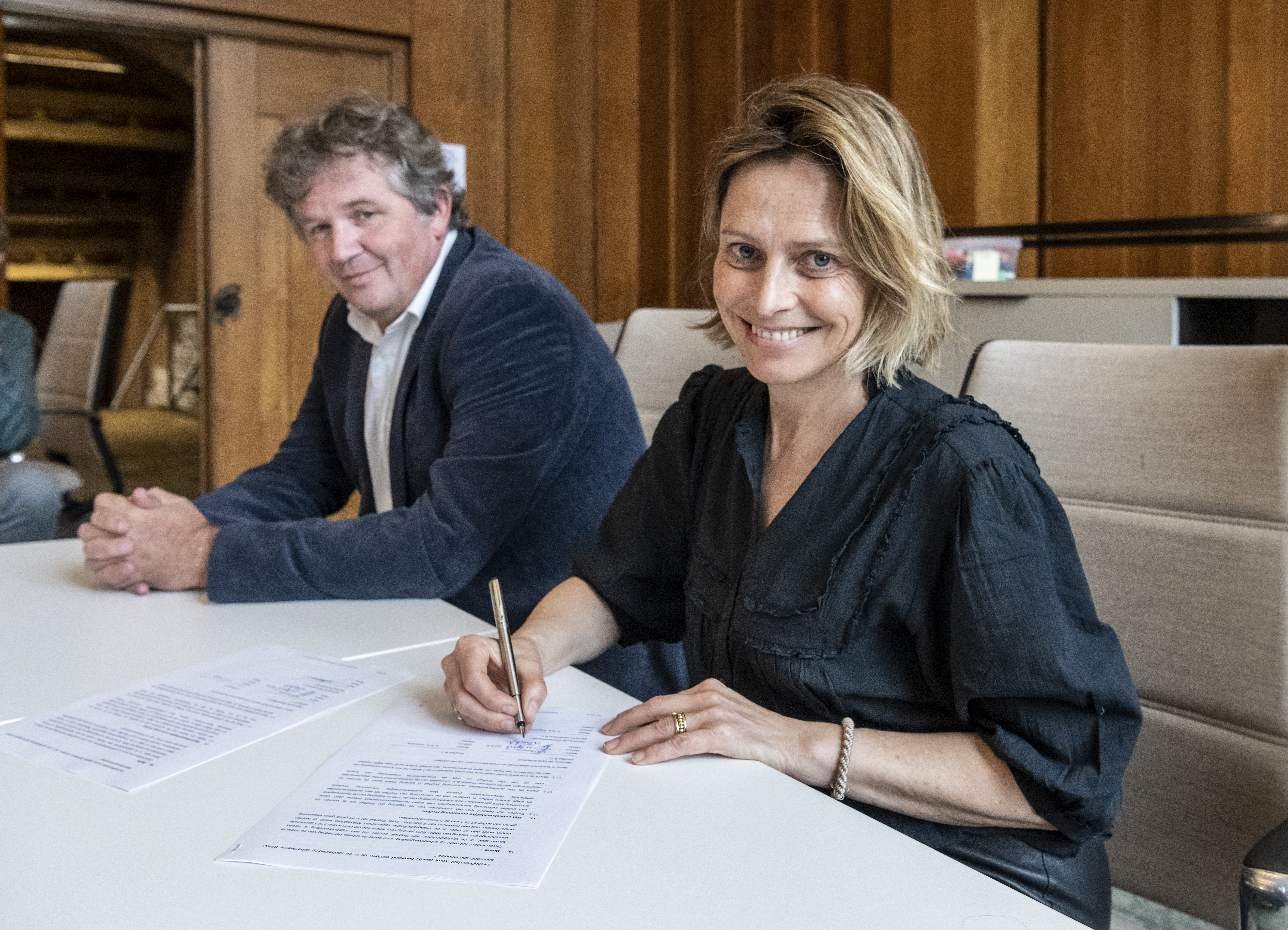 Riet Schroven, directeur projecten ProRail en Sander Eijgenraam, CEO bij Movares onderteken het contract