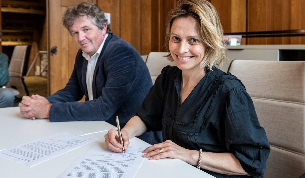 Riet Schroven, directeur projecten ProRail en Sander Eijgenraam, CEO bij Movares onderteken het contract