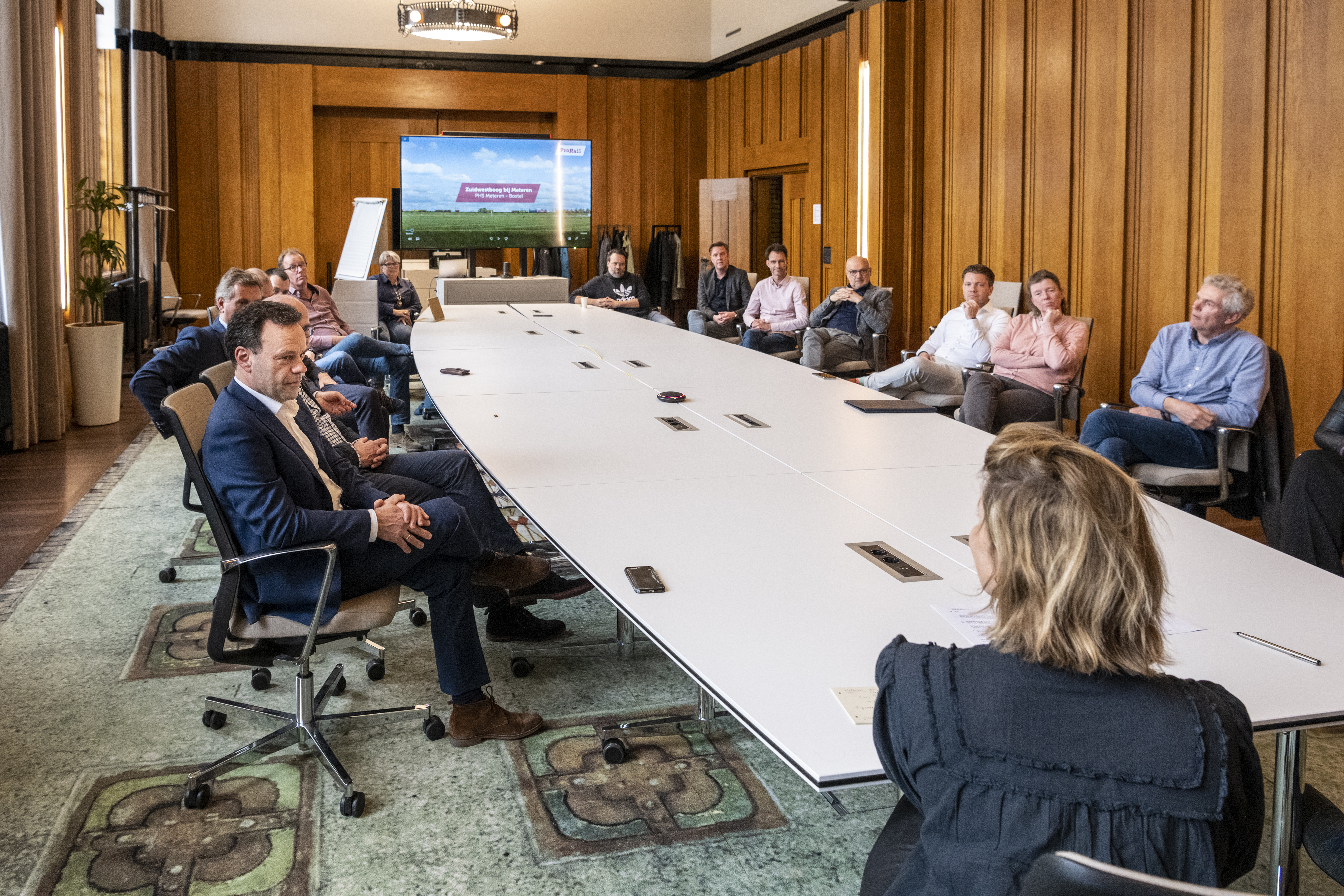 Alle genodigden voor de ondertekening aan tafel