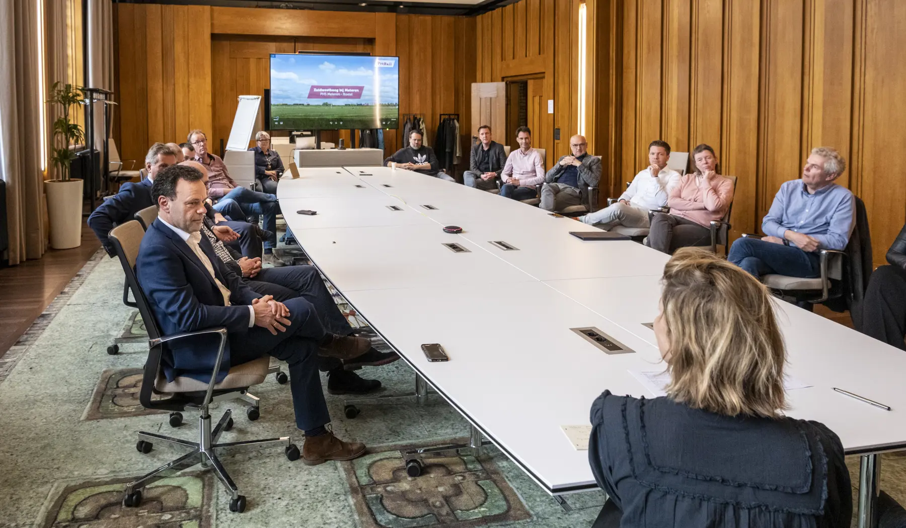 Alle genodigden voor de ondertekening aan tafel