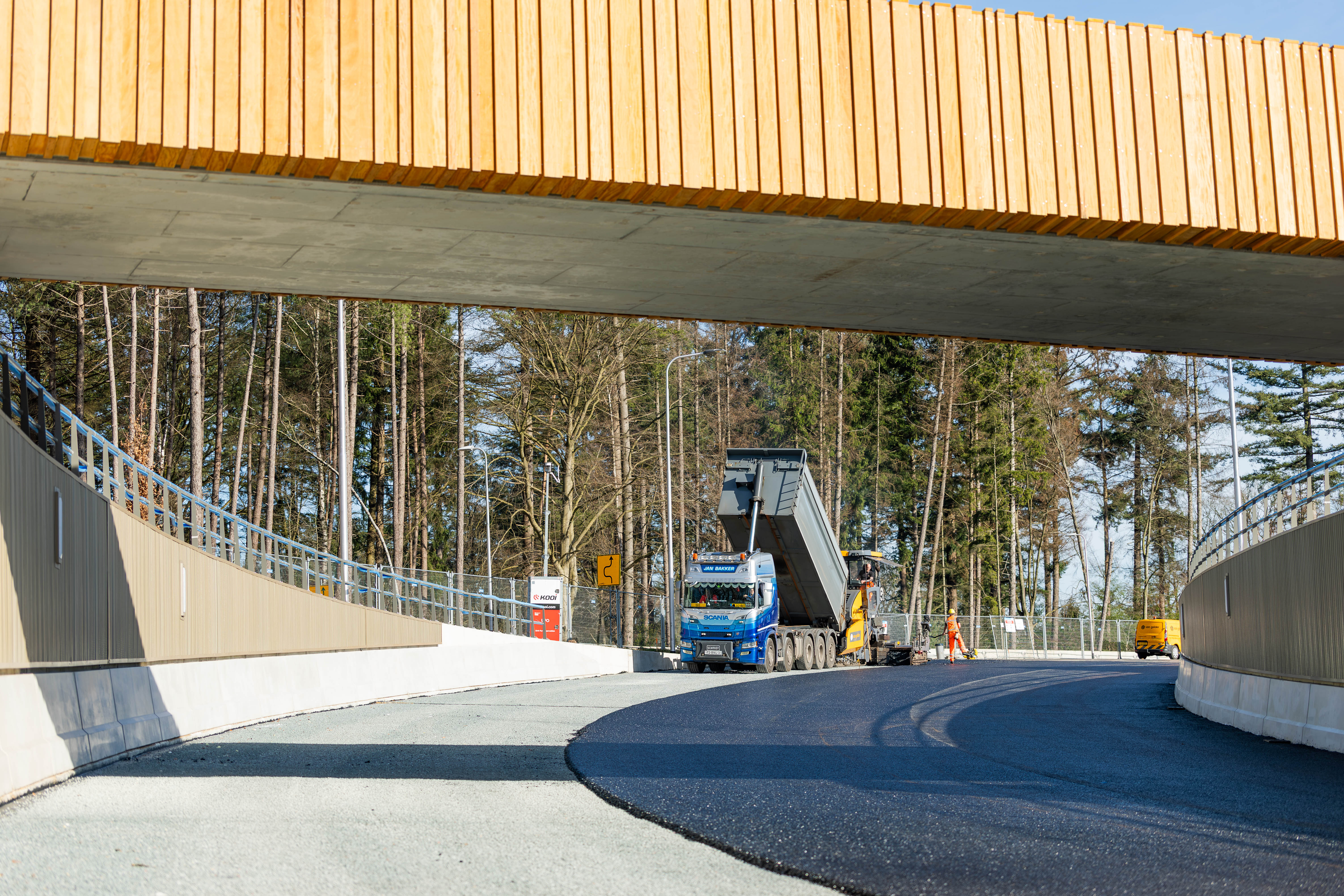 Het asfalt wordt gestort...