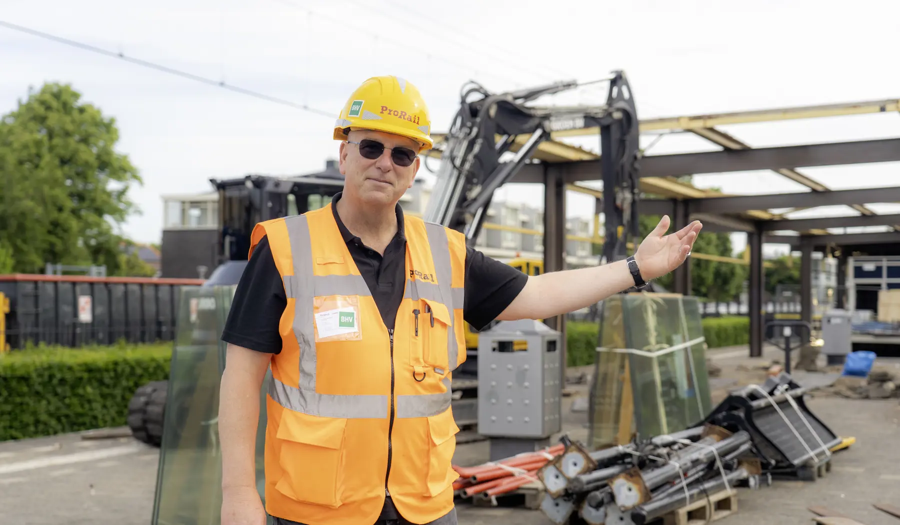 Bouwmanager John Nieuwstad op het perron