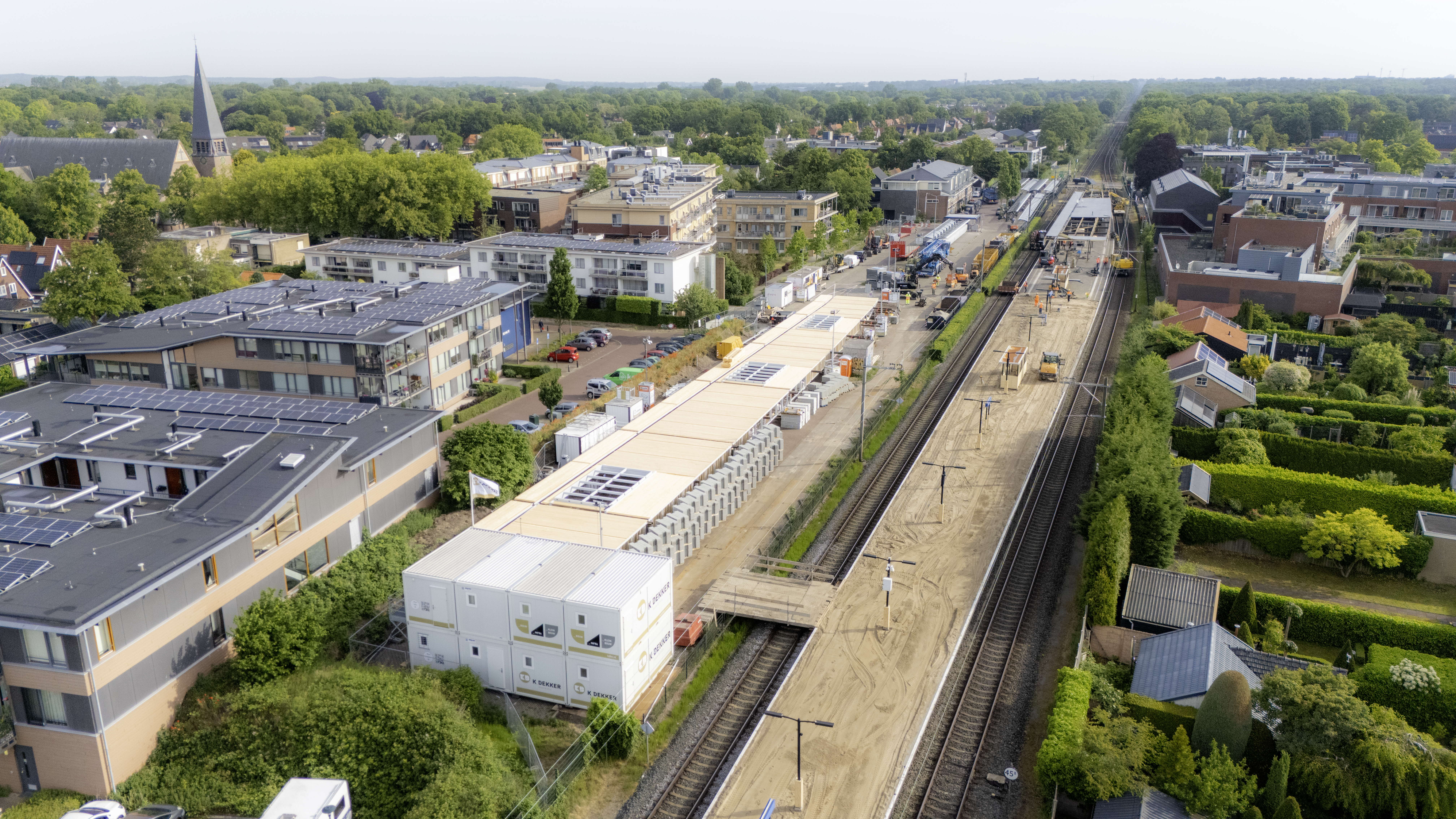 De nieuwe kap wordt gebouwd naast het station