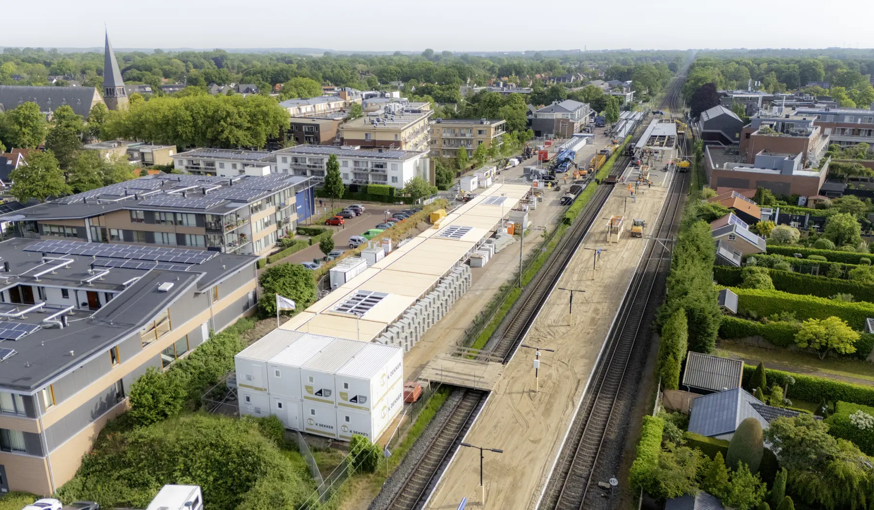 De nieuwe kap wordt gebouwd naast het station