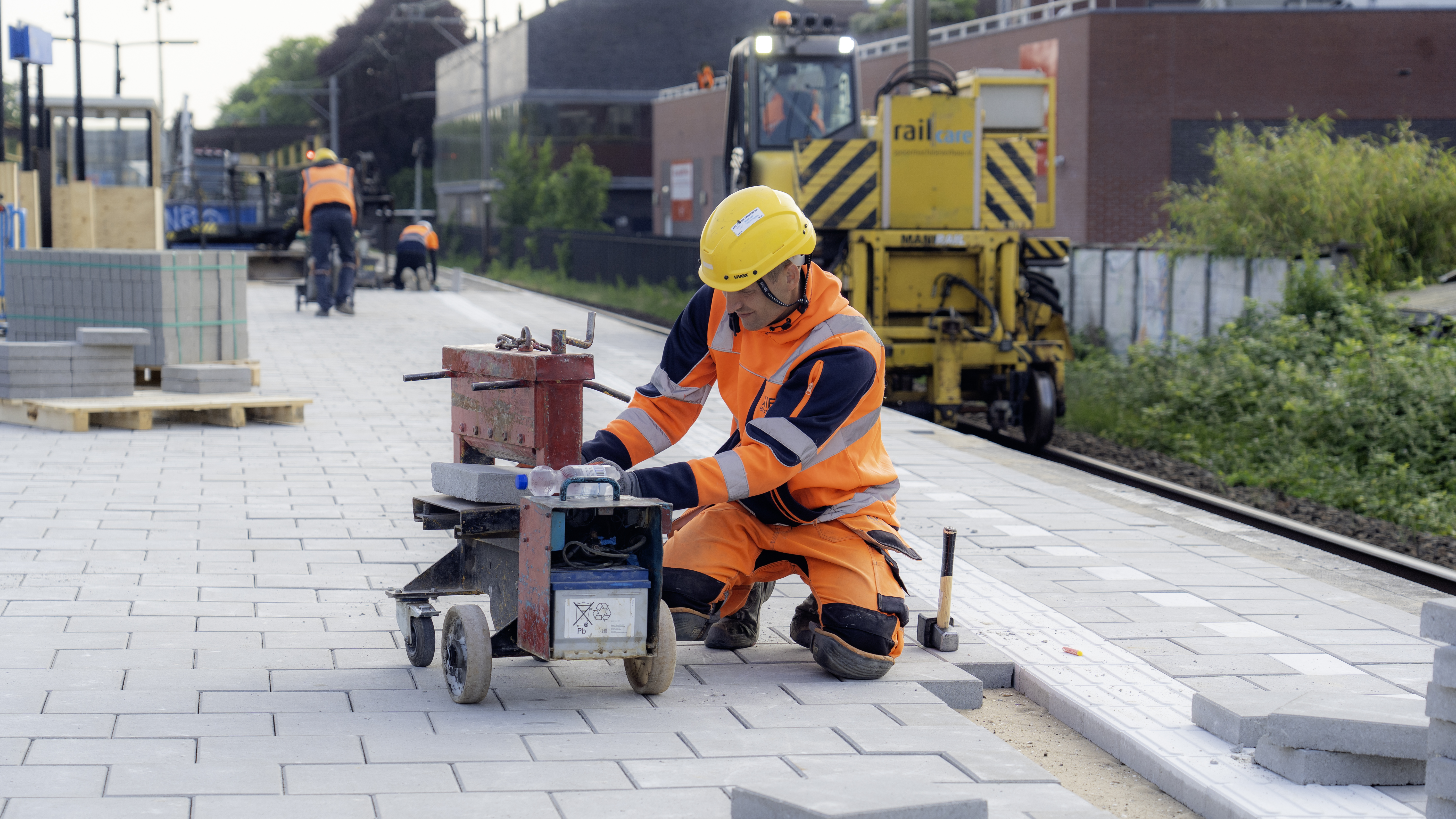 Herstraten van de perrons 