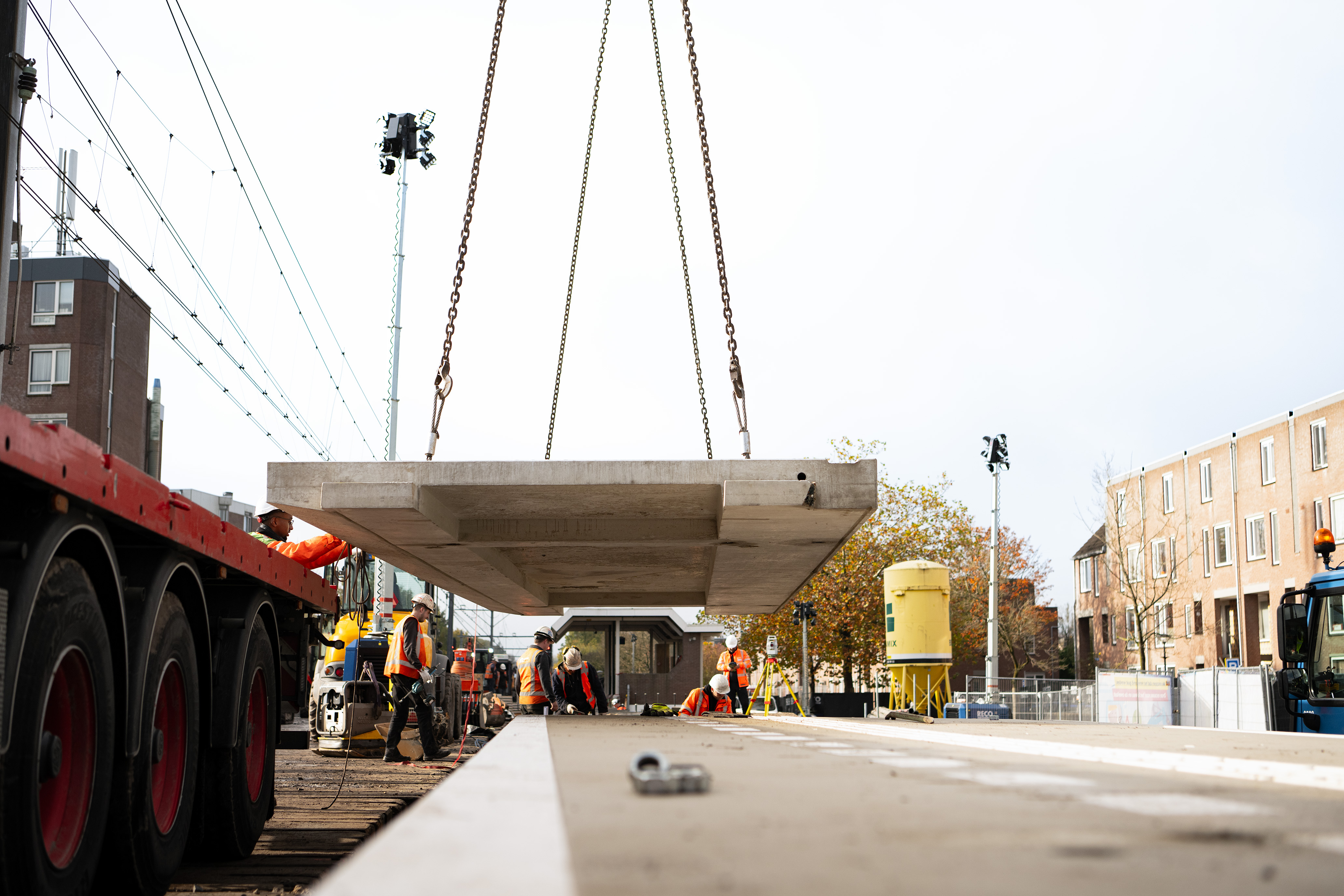 De oude perrons zijn vernieuwd, met een solide constructie van prefab betonnen platen. 