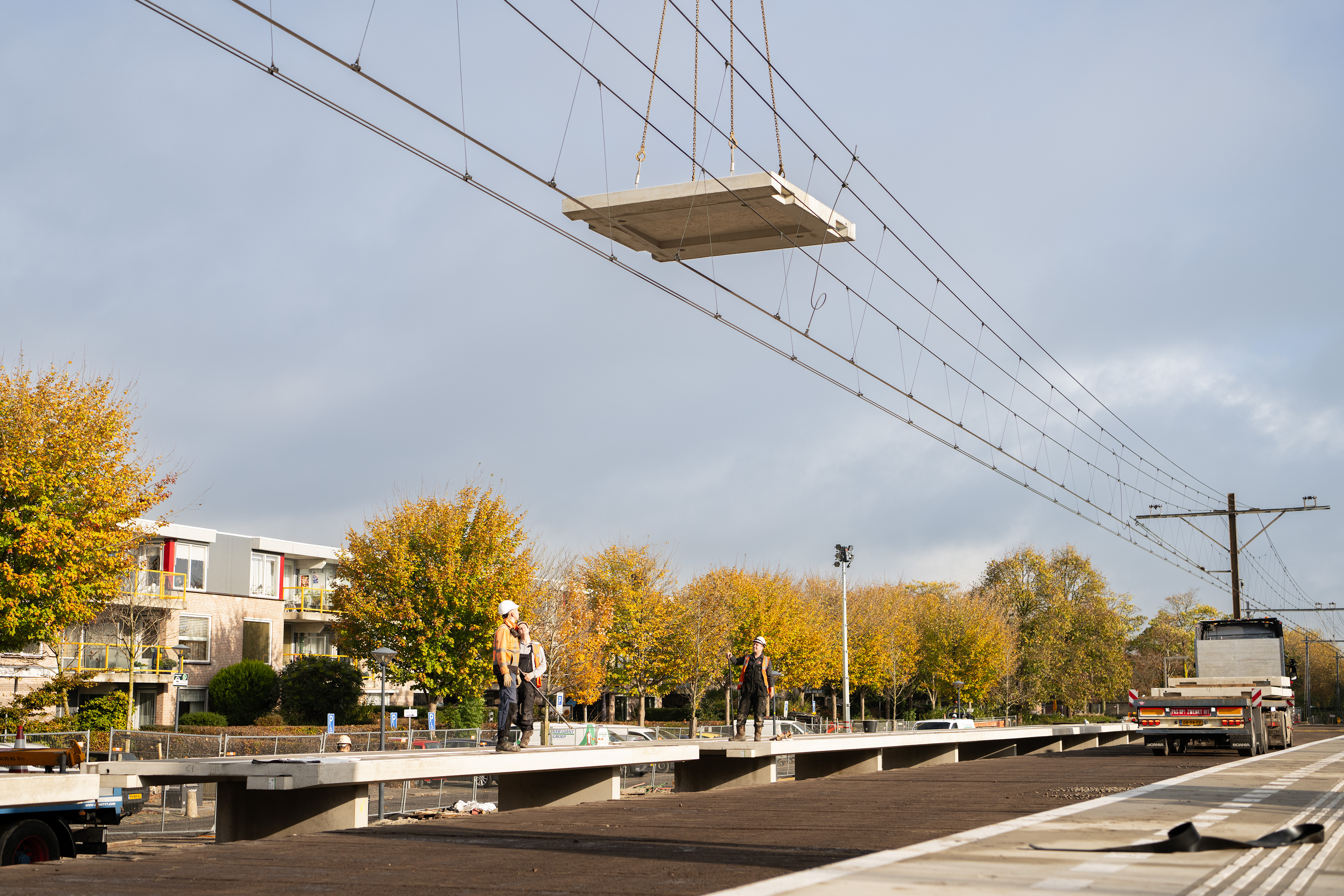 De betonnen platen zijn 10 bij 3 meter en 15 ton zwaar. 