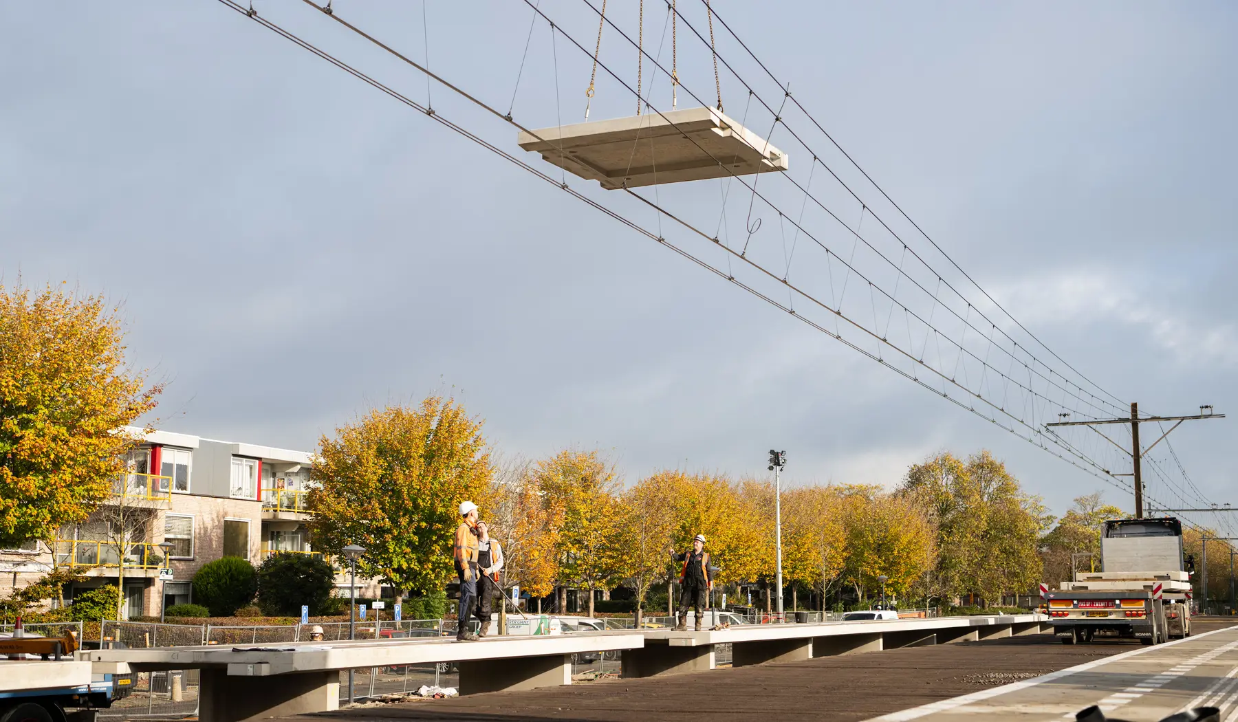 De betonnen platen zijn 10 bij 3 meter en 15 ton zwaar.