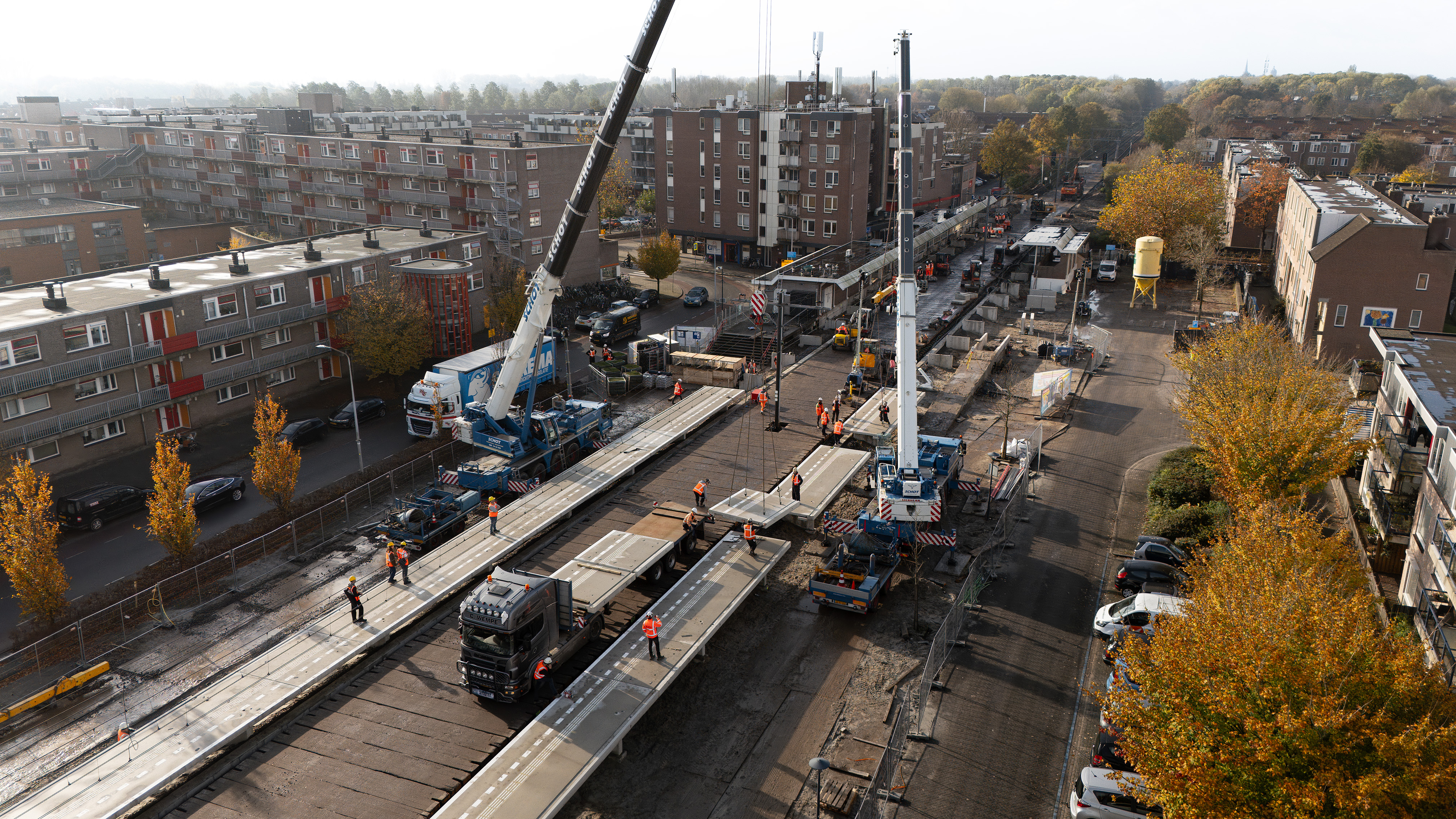 Ze zijn per vrachtwagen naar het station gebracht en met kranen op hun plek gehesen.