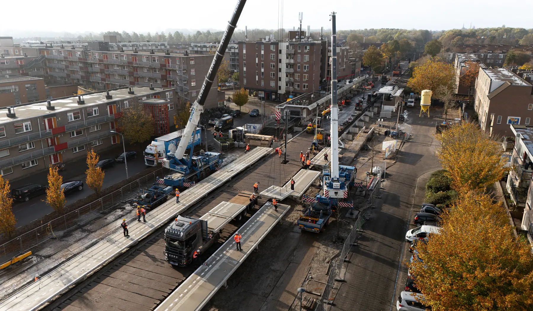 Ze zijn per vrachtwagen naar het station gebracht en met kranen op hun plek gehesen.