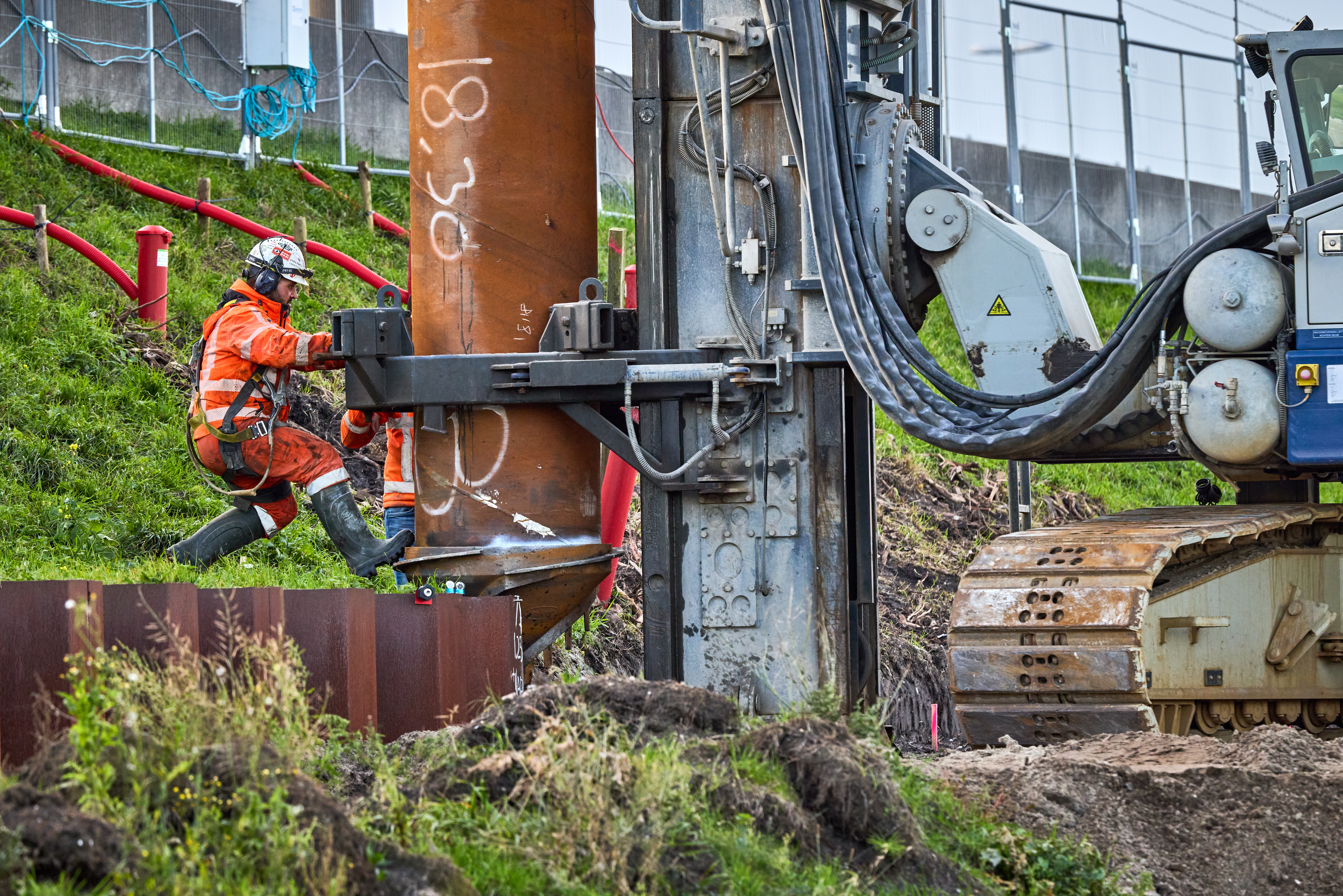 De paal wordt naar de juiste plek gebracht om gedraaid te worden.