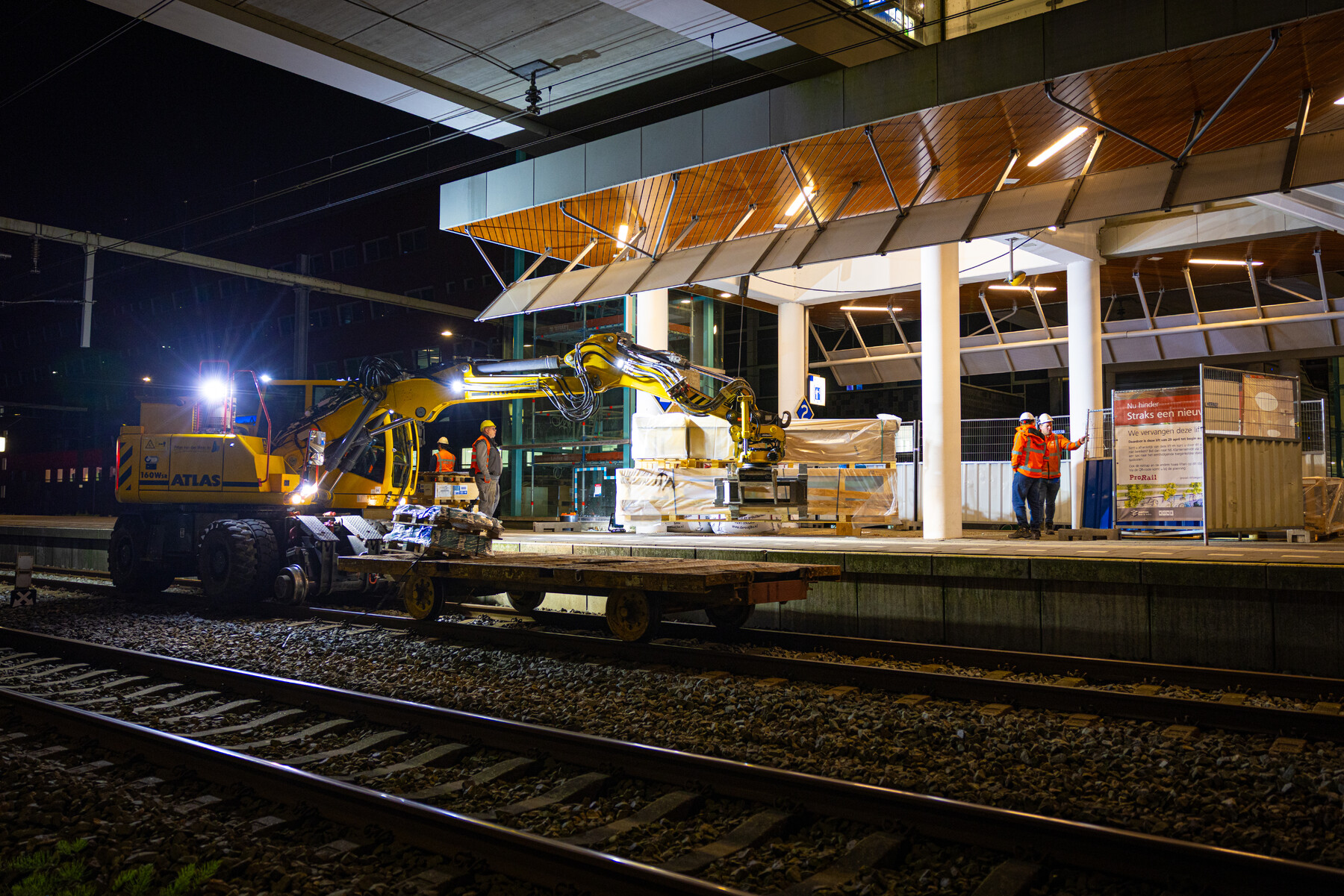 Alleen 's nachts was het spoor vrij om de lift op de goede plek te zetten