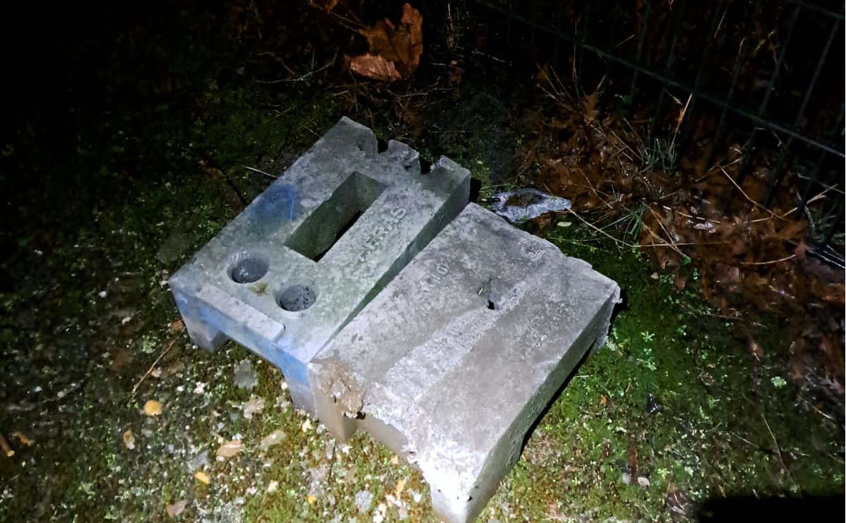 Een groot en zwaar blok is vannacht op het spoor gegooid