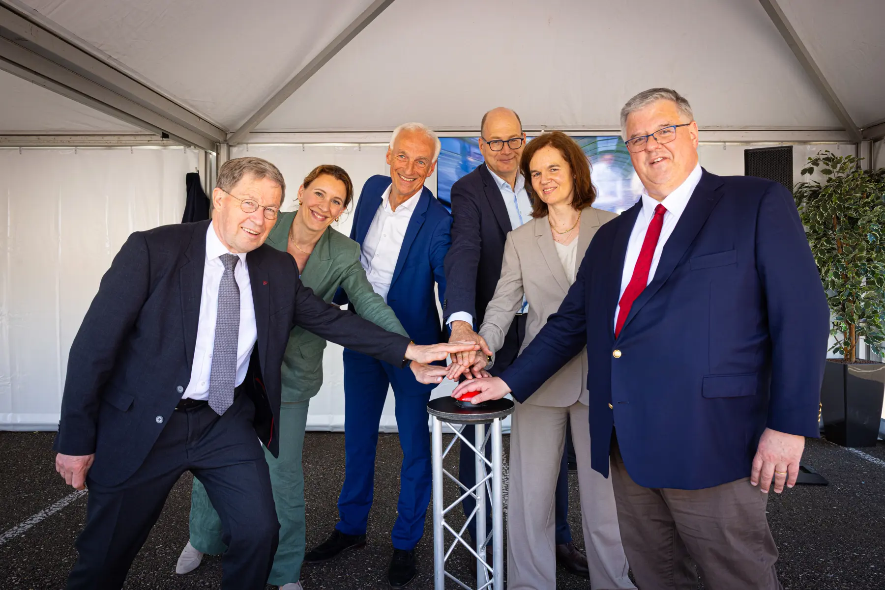 Samen het startsein geven: dat doen Klaas Ruitenberg (provincie Gelderland), Danou Veenhof (ProRail regiodirecteur Noord-Oost), Luutzen Stellingwerf (NS regiodirecteur Noord-Oost), Theo Winter (Dura Vermeer), Bonny Donders (ministerie van IenW) en Hubert Bruls (burgemeester Nijmegen)