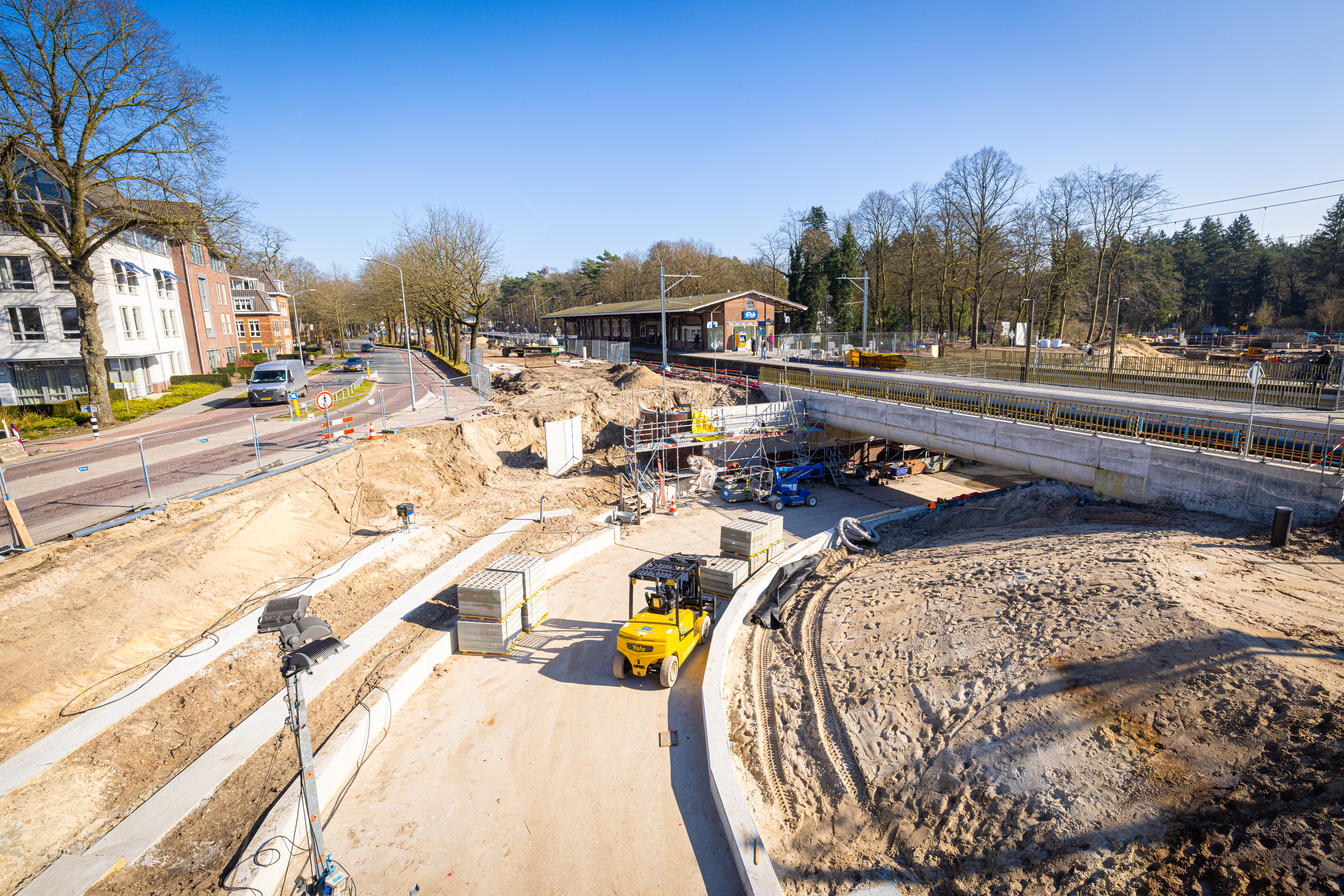 De onderdoorgang aan de Veluwezijde voelt door het ontwerp als een vallei. 