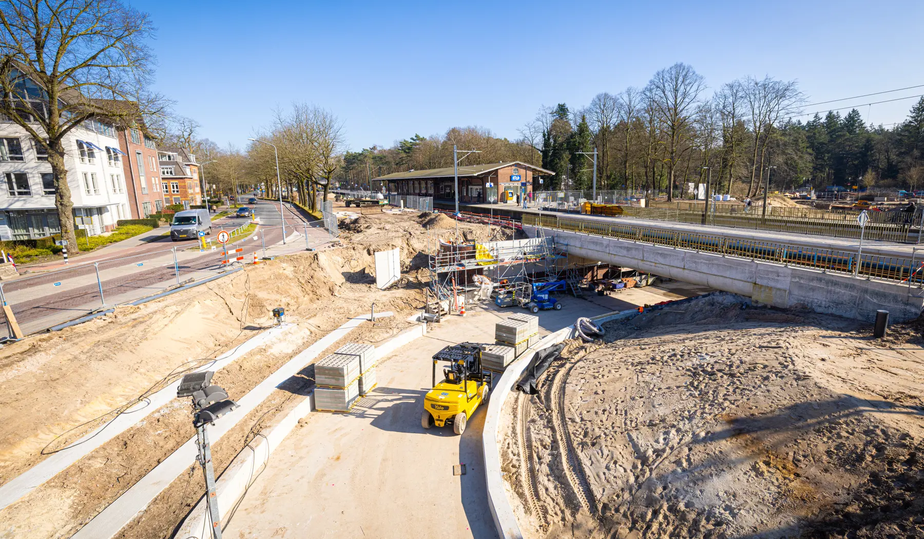 De onderdoorgang aan de Veluwezijde voelt door het ontwerp als een vallei.