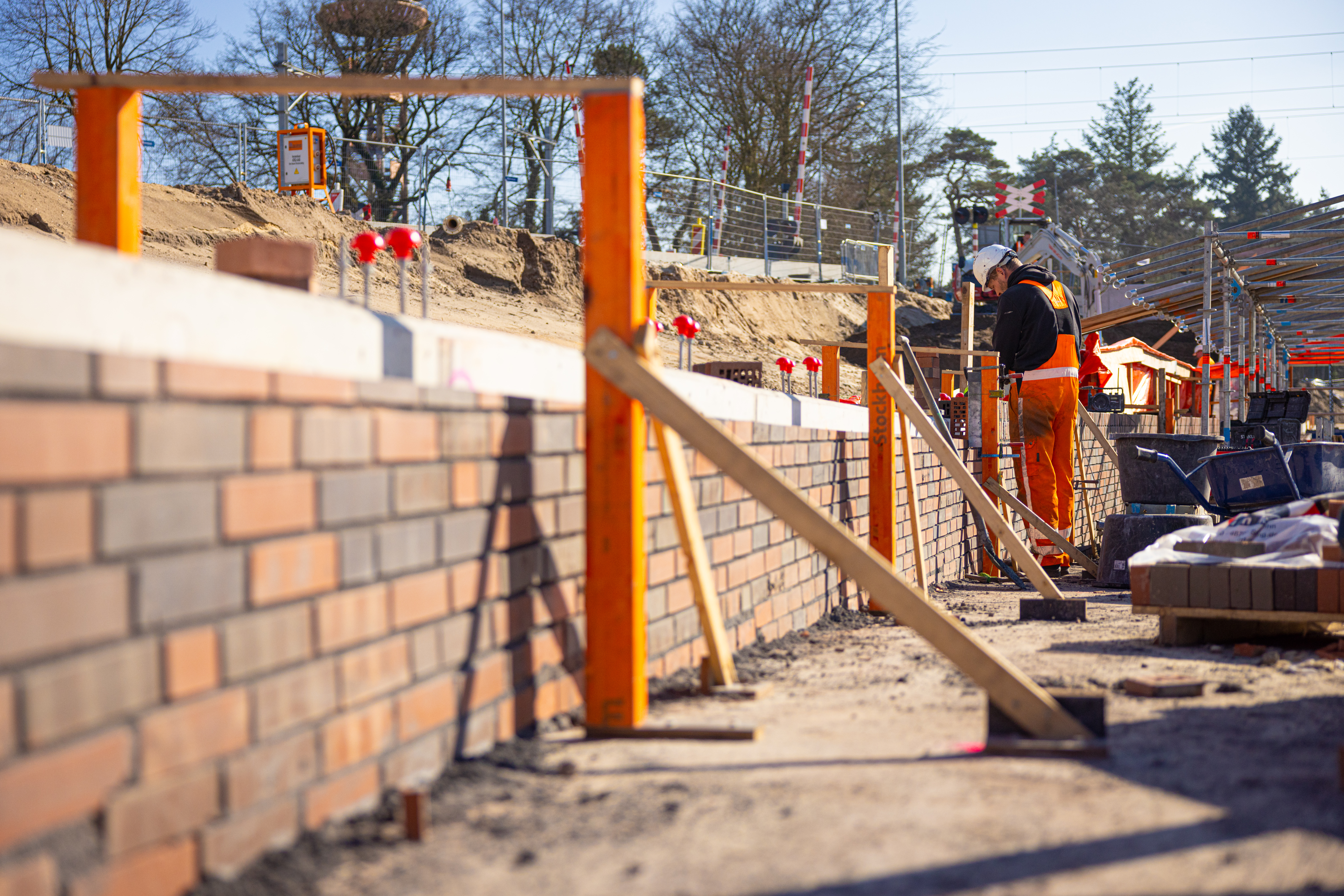 De metselaars hebben een flinke klus, het metselwerk wordt laag voor laag opgebouwd. 
