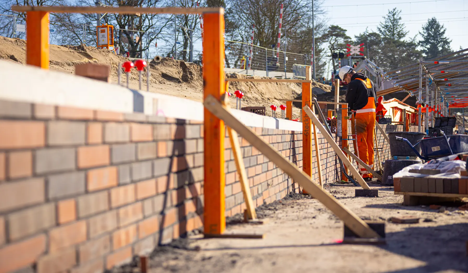 De metselaars hebben een flinke klus, het metselwerk wordt laag voor laag opgebouwd.