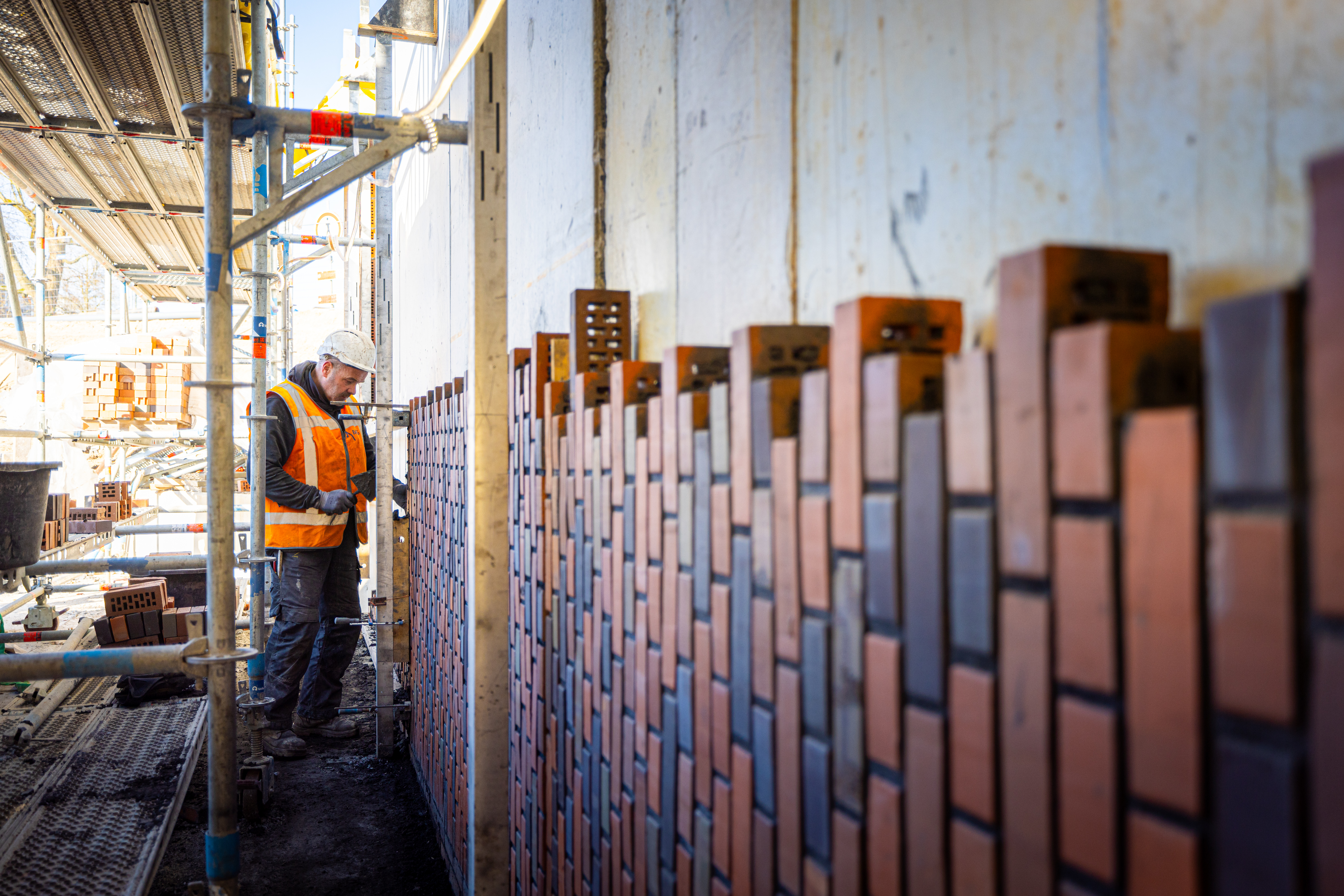 Wat het metselwerk echt uniek maakt, is dat sommige delen staand zijn gemetseld in plaats van liggend.