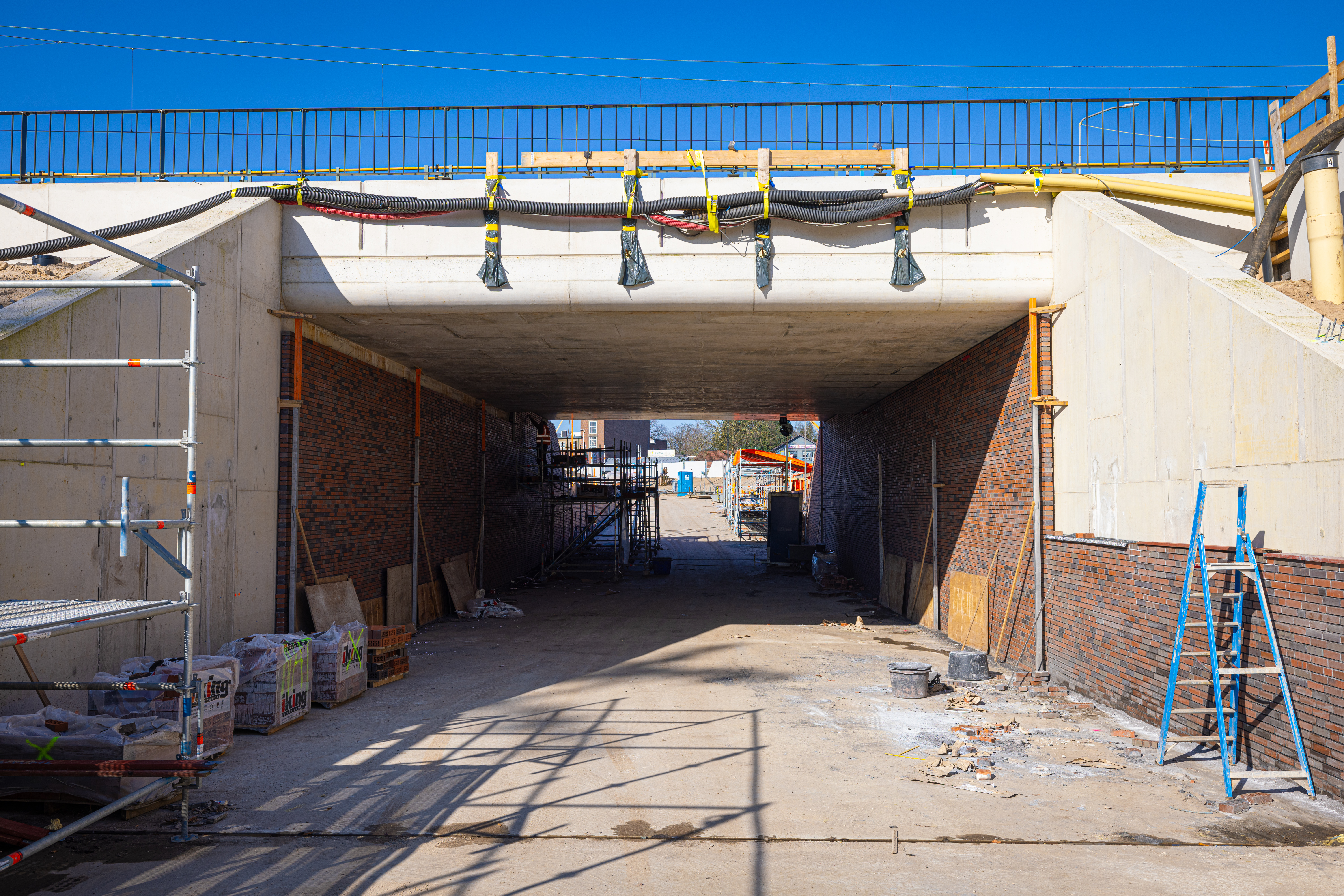 De mix van verschillende kleuren stenen geeft de muren een warme en levendige uitstraling.