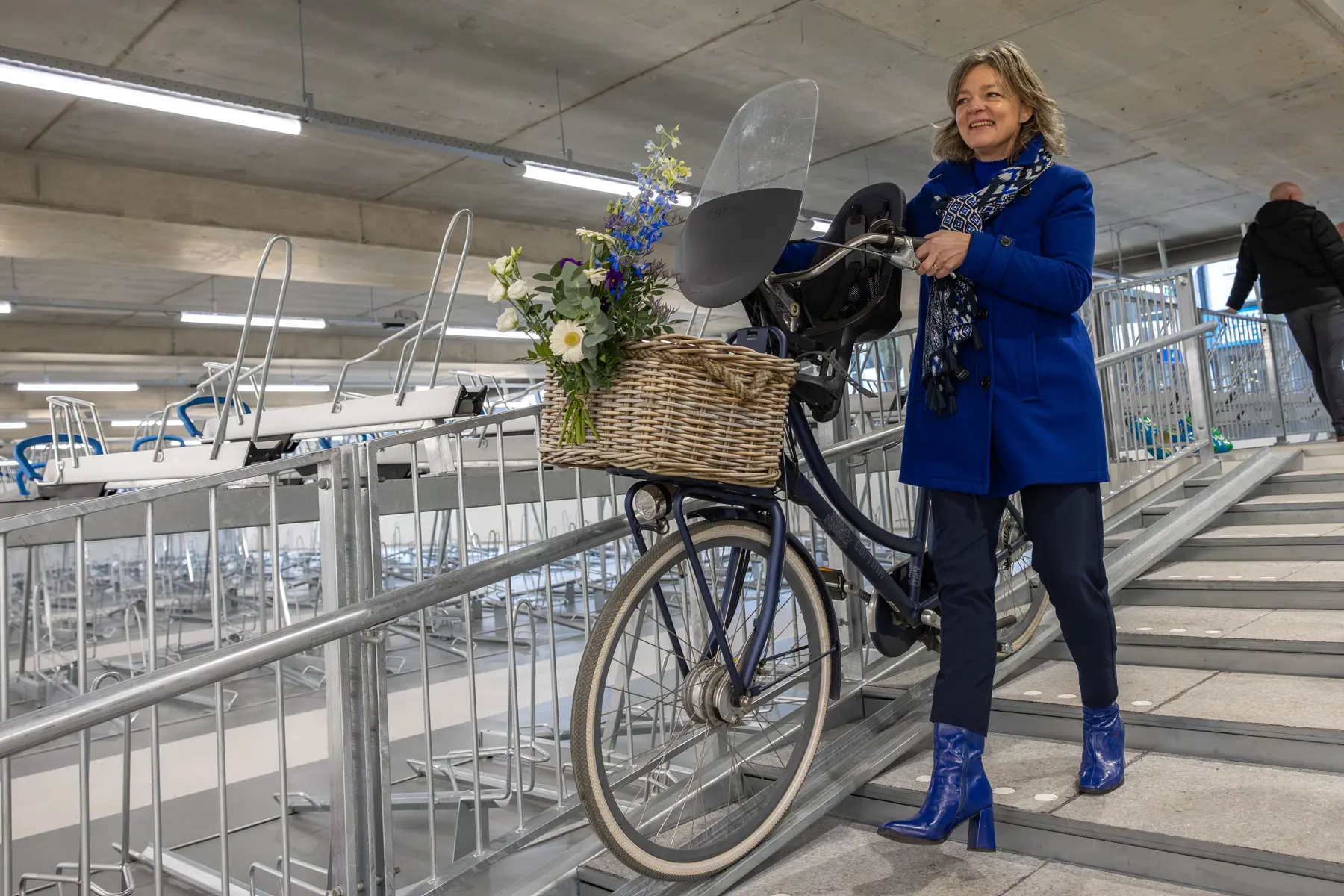 Wethouder Gerdien Rots opende samen met inwoner José Bloemen en regiodirecteuren Danou Veenhof (ProRail) en Luutzen Stellingwerff (NS) de stalling.
