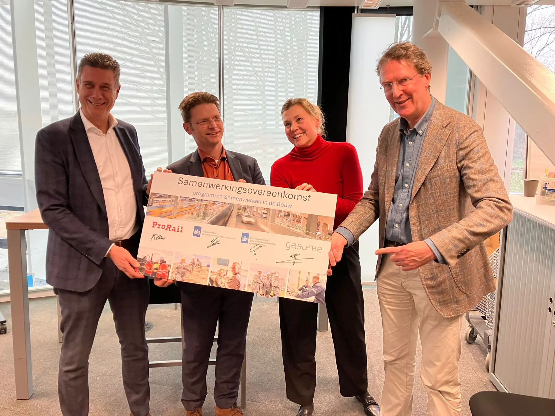 Jan Willemsen (RWS), Martijn Blokker (ProRail), Petra Bont (Gasunie) en Marc Unger (RVB) beklinken de samenwerking