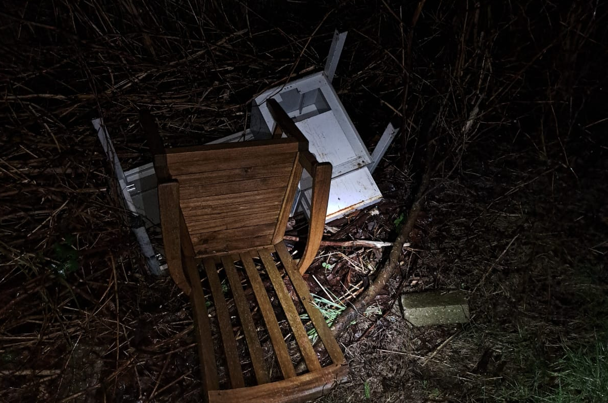 Bij het vrijmaken troffen machinisten een stoel, meerdere bakstenen en andere troep aan