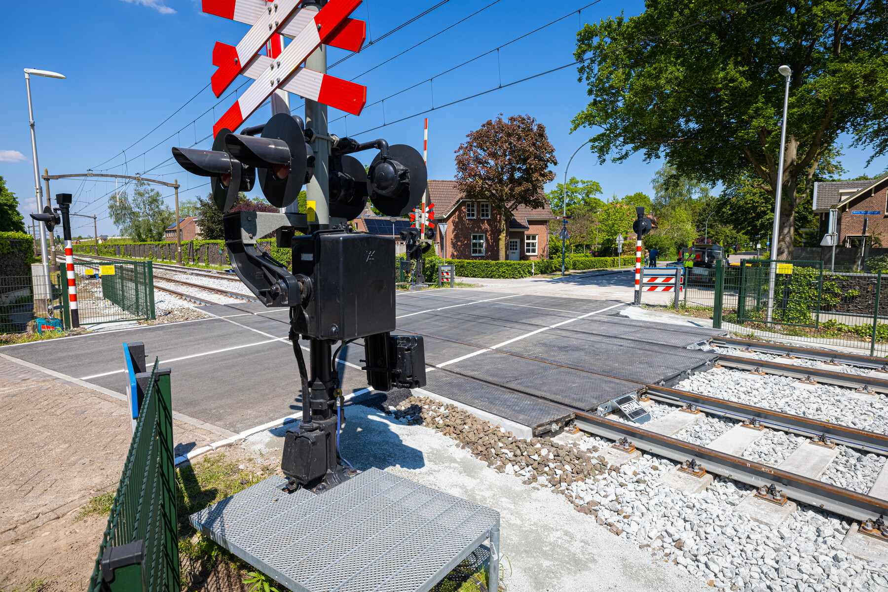 de nieuw aangelegde STRAIL overweg in Dorst