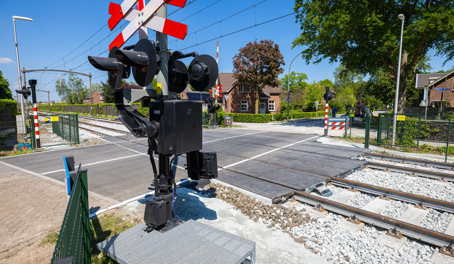 de nieuw aangelegde STRAIL overweg in Dorst