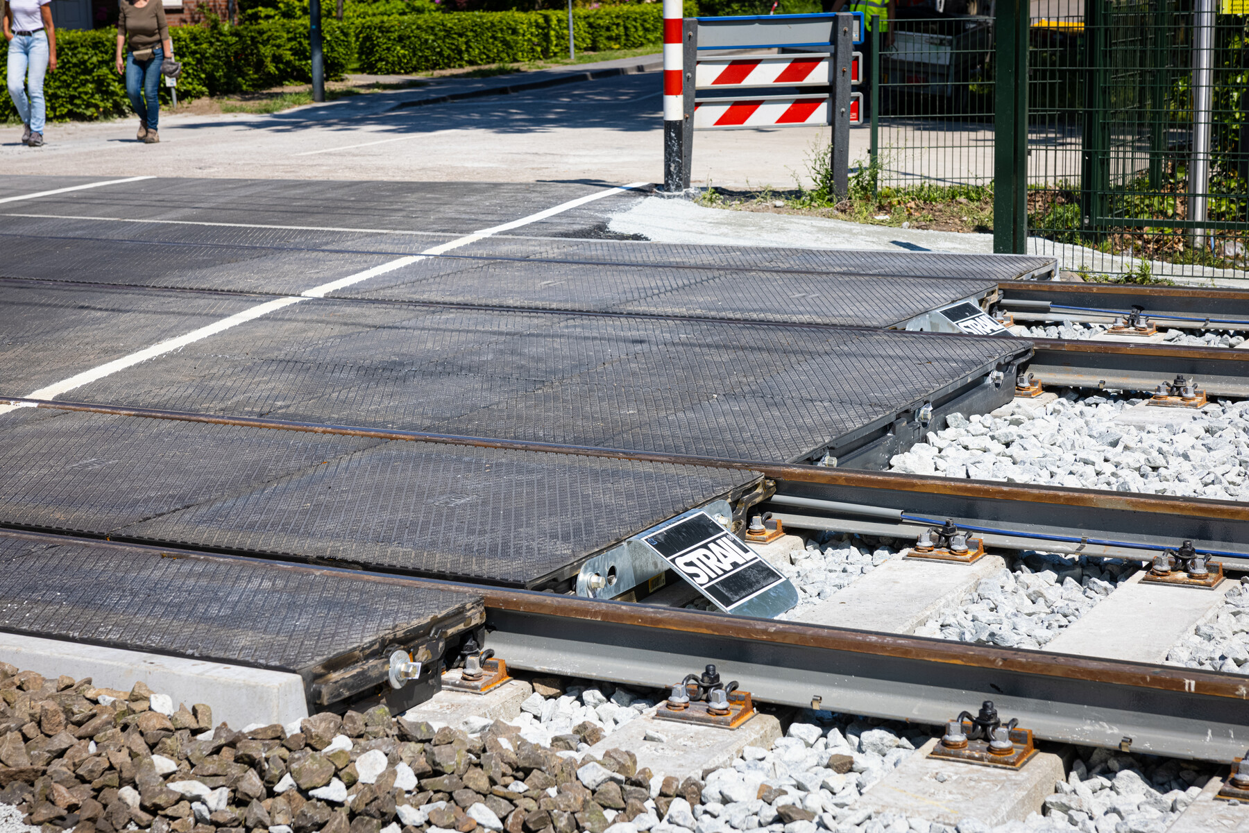 De overweg heeft rubberen platen ipv betonnen platen