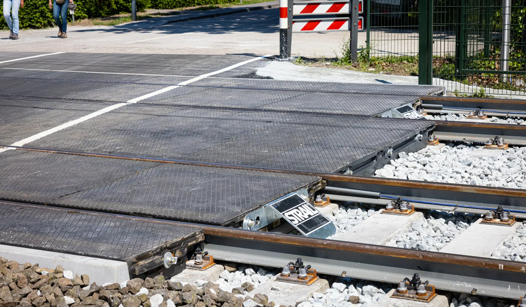 De overweg heeft rubberen platen ipv betonnen platen