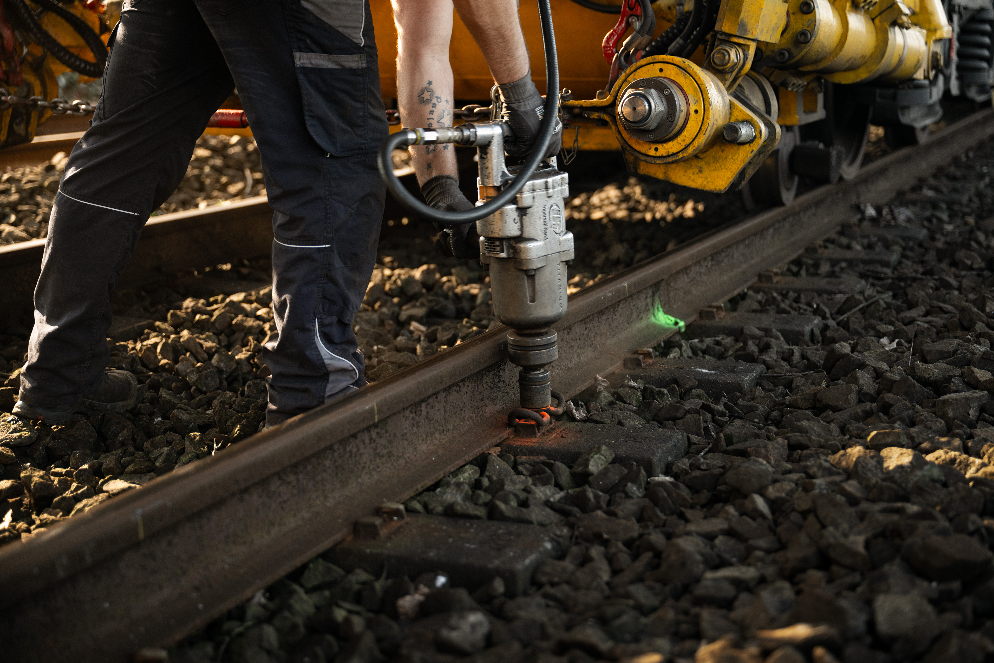 Bouten en klemmen worden losgedraaid