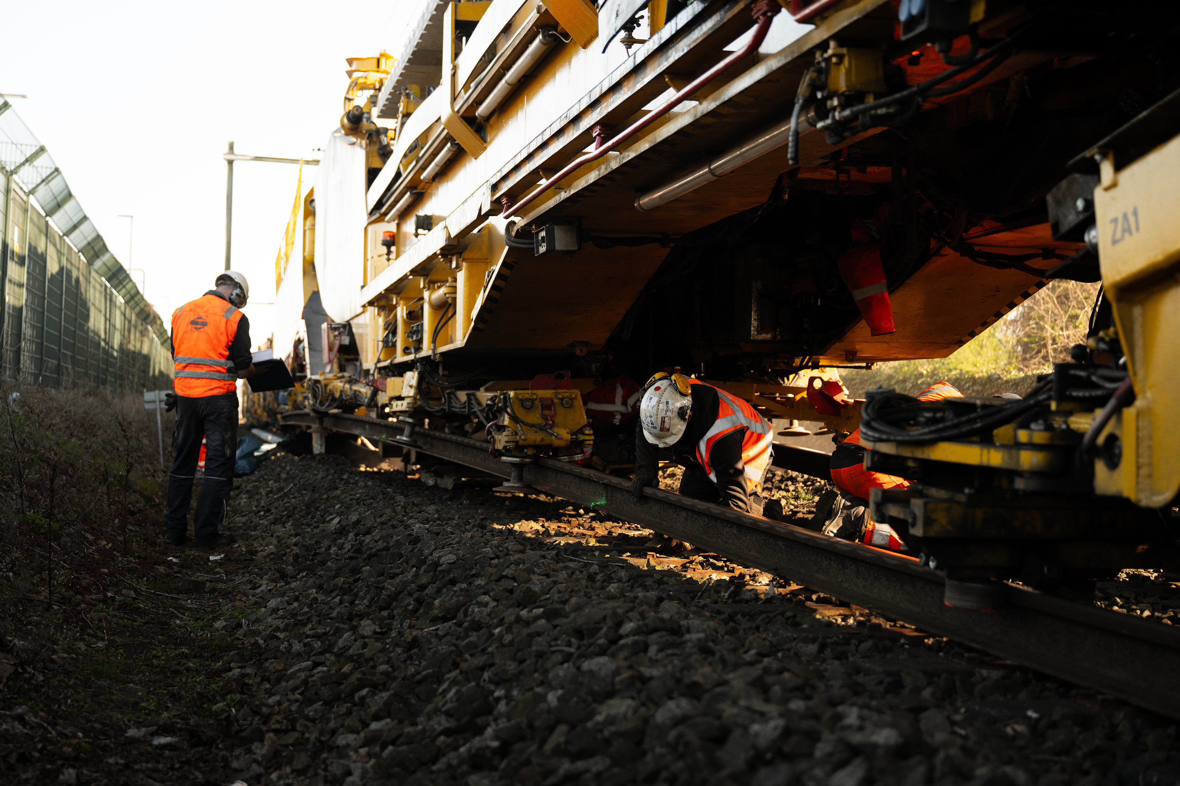 De RU800s tilt het spoor op alsof het niets is