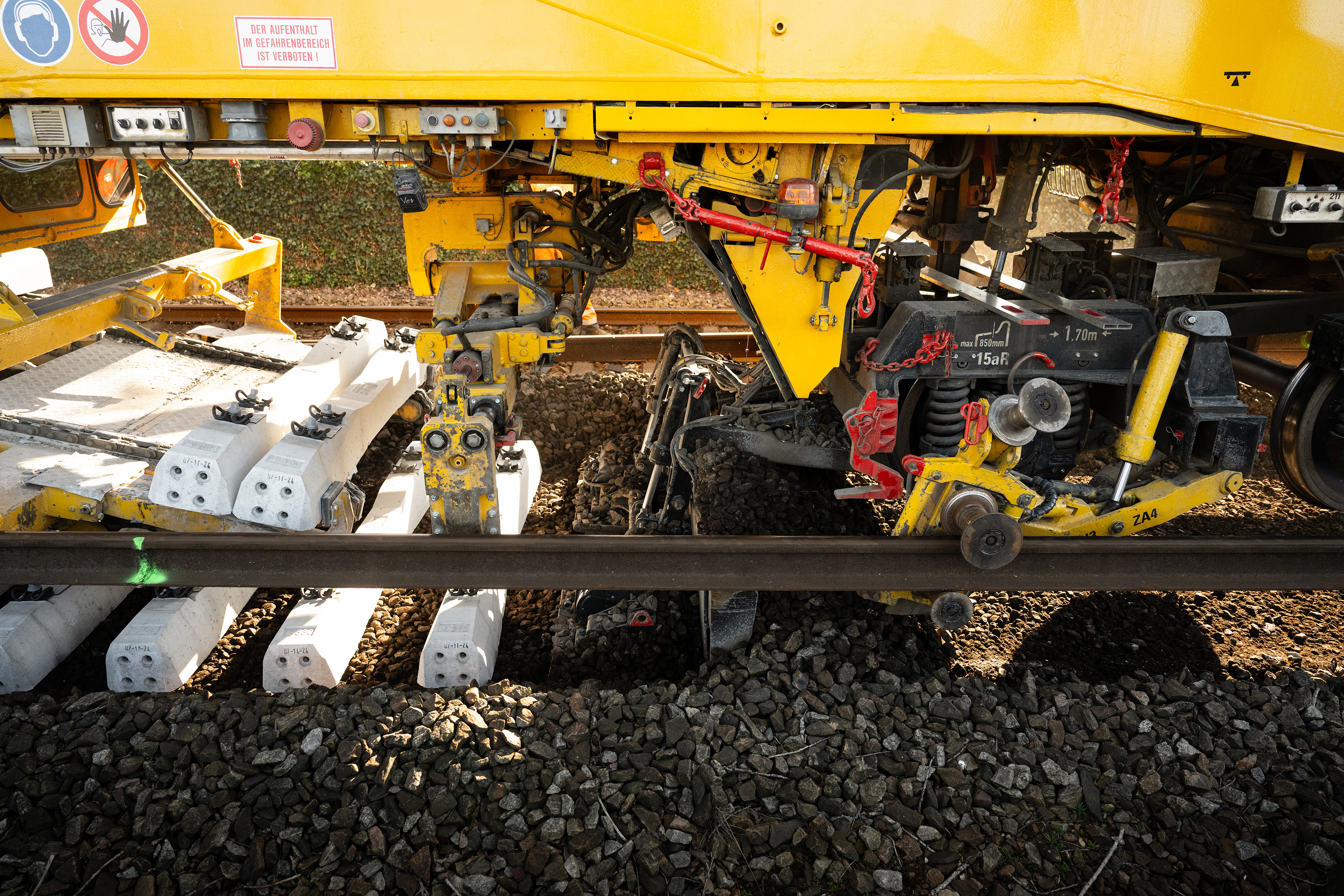 De nieuwe dwarsliggers worden op hun plek gelegd