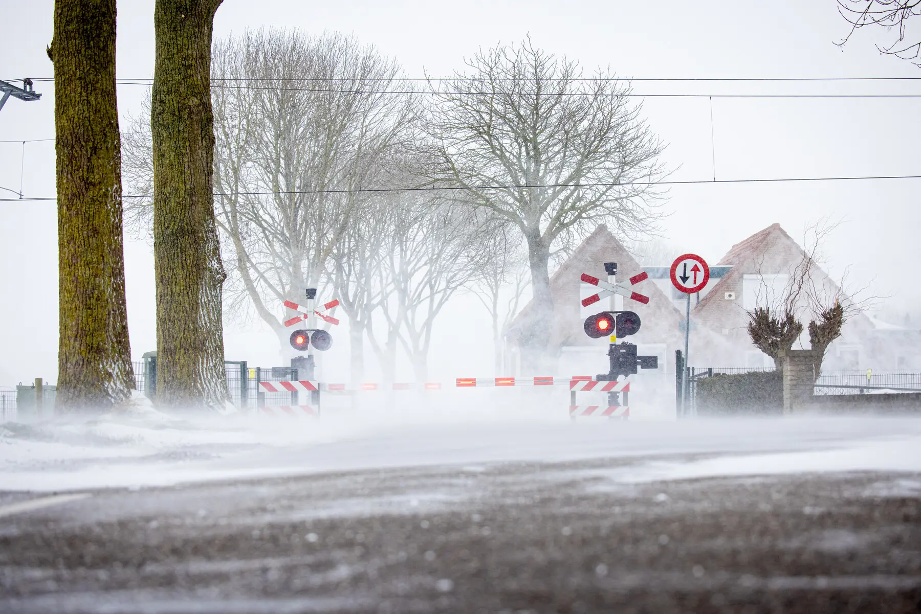 Archiefbeeld van een spoorwegovergang in de sneeuw