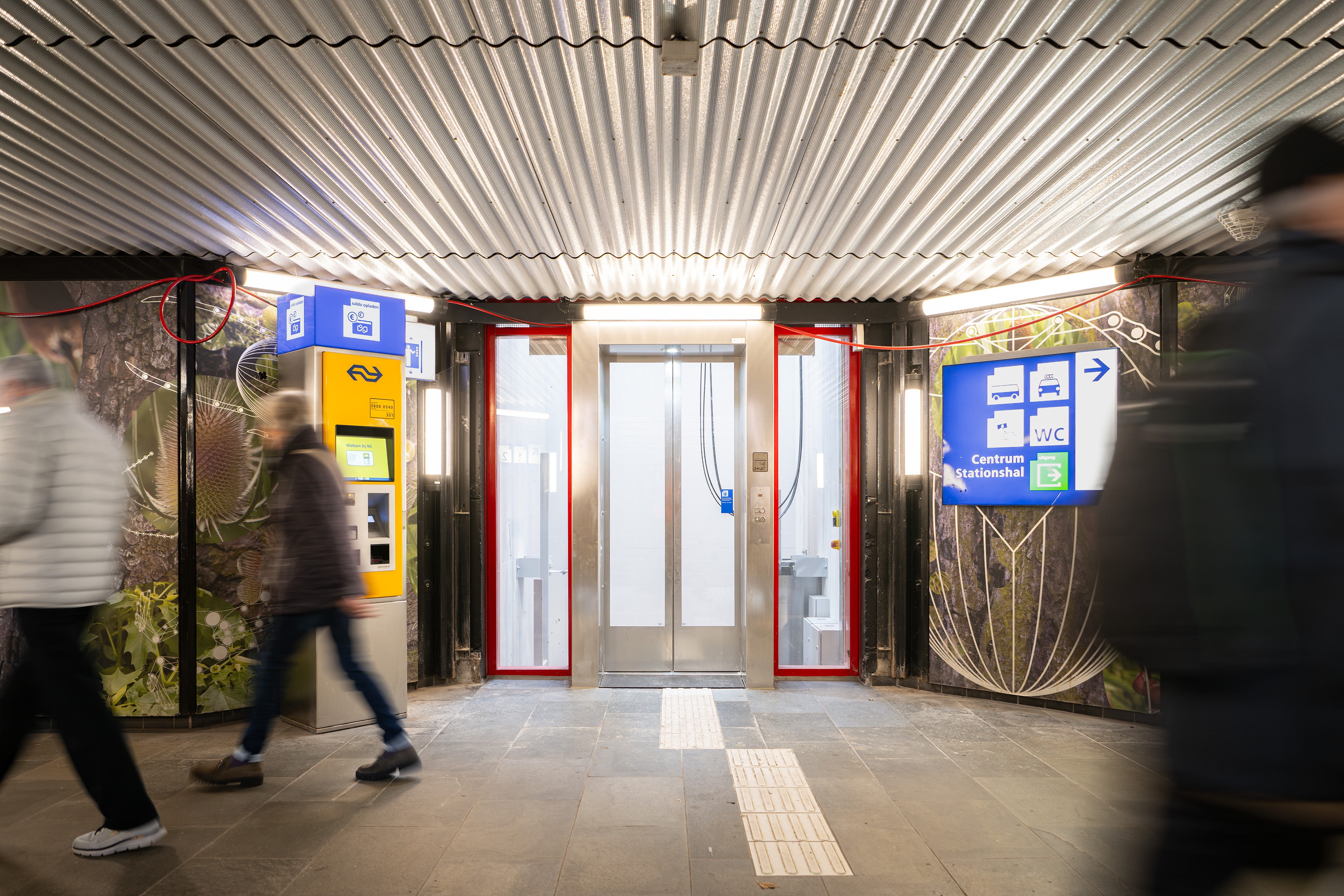Door nieuwe glazen ruiten is het lichter en veiliger in de lift.