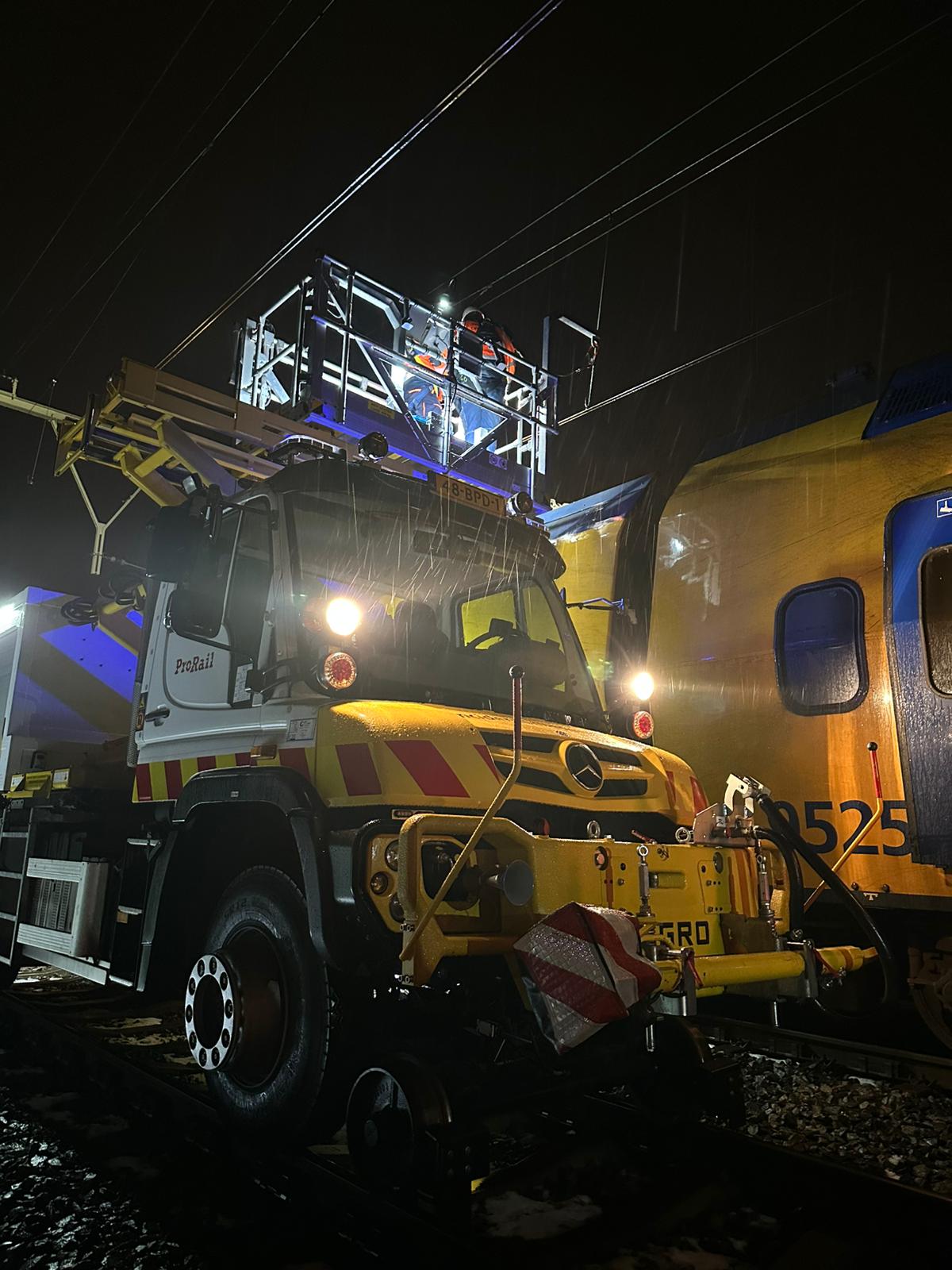 De kapotte bovenleiding bij Hillegom wordt met hulp van een Unimog gerepareerd