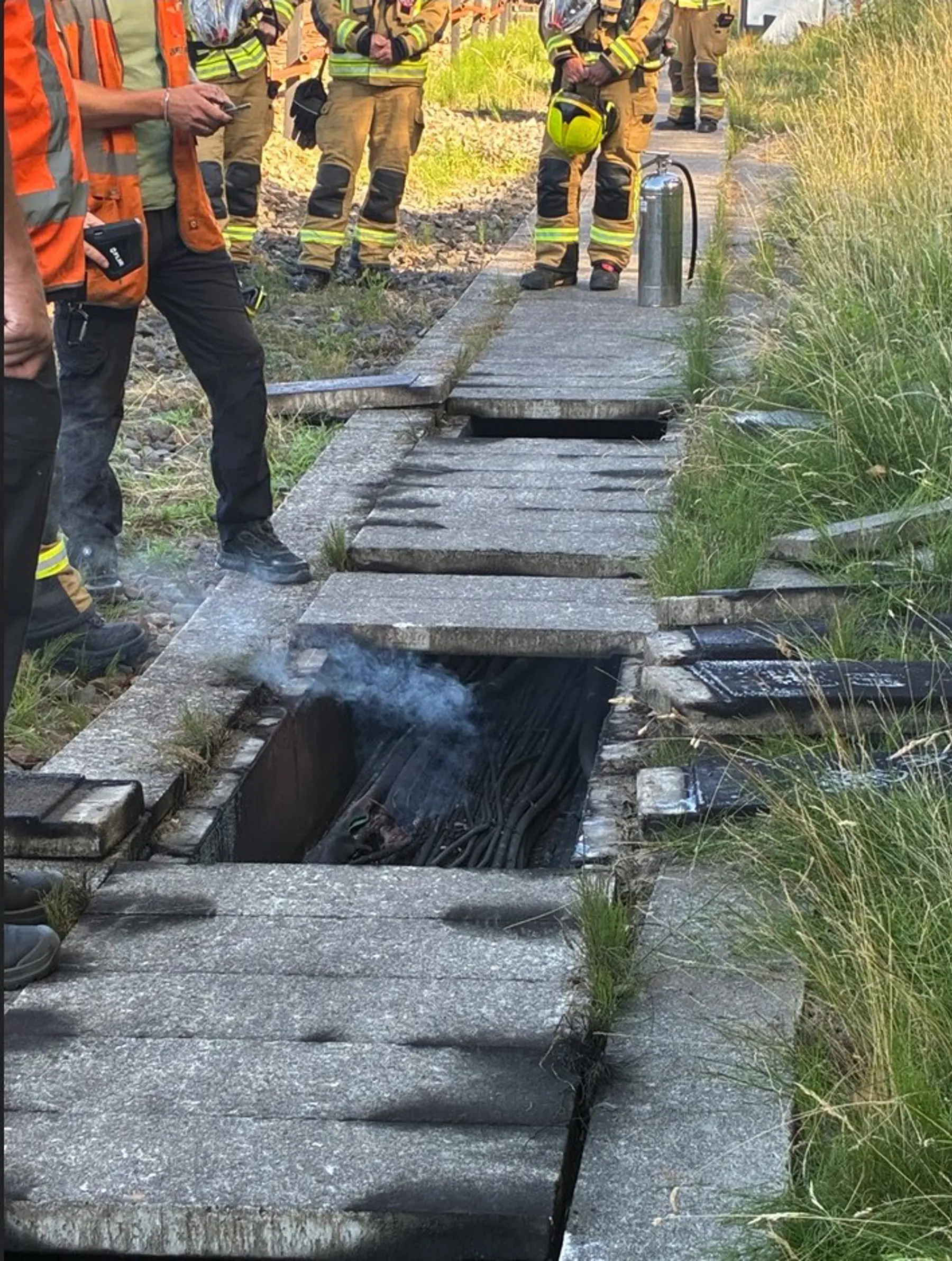 De oorzaak van de storing is een brand in een kabelgoot geweest.
