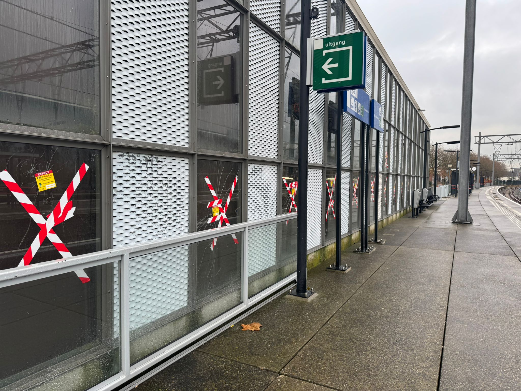 Alle ruiten op station Wormerveer zijn ingeslagen