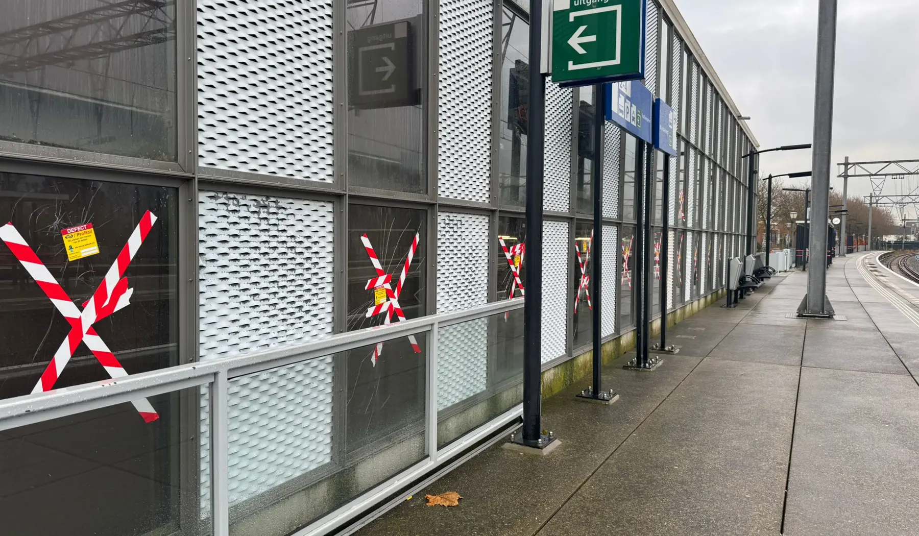 Alle ruiten op station Wormerveer zijn ingeslagen