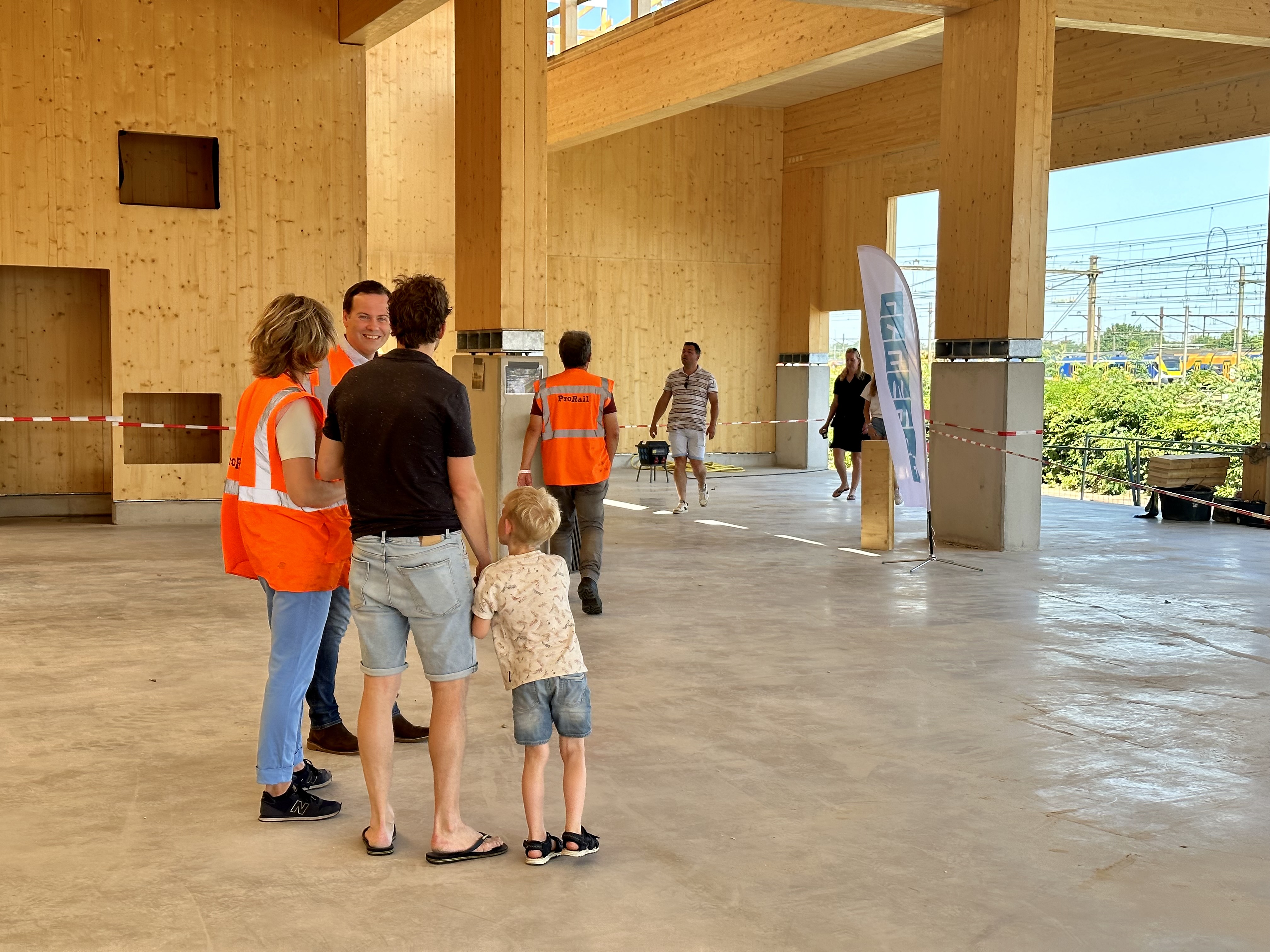 Omwonenden waren geïnteresseerd om het eens van binnen te bekijken.