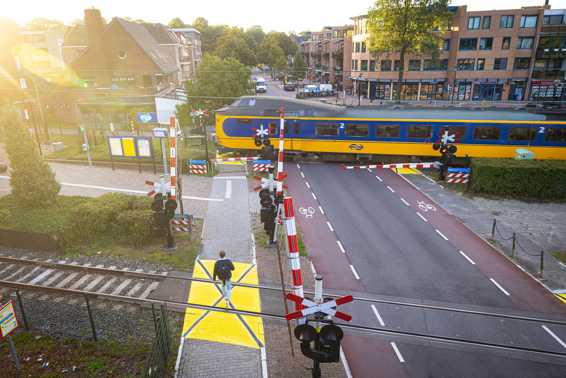 Overzicht van de overweg, inclusief de nieuwe gele vlakken