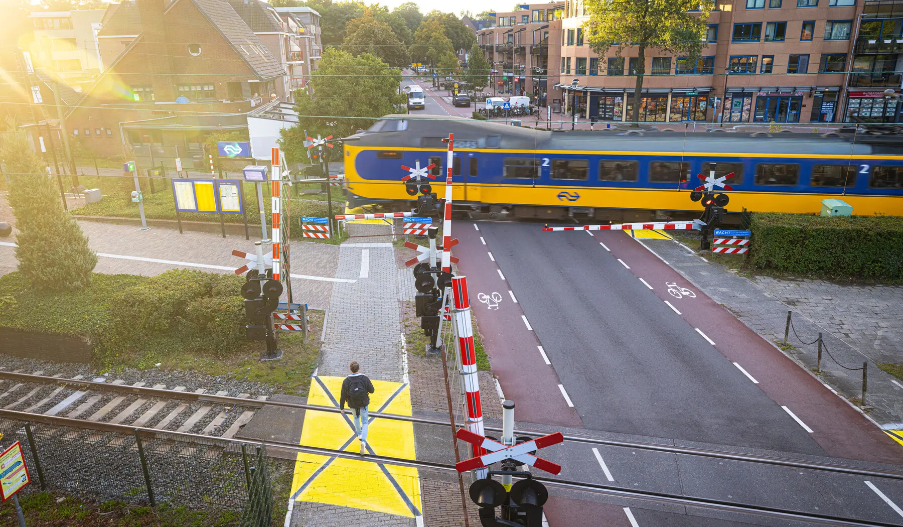 Overzicht van de overweg, inclusief de nieuwe gele vlakken